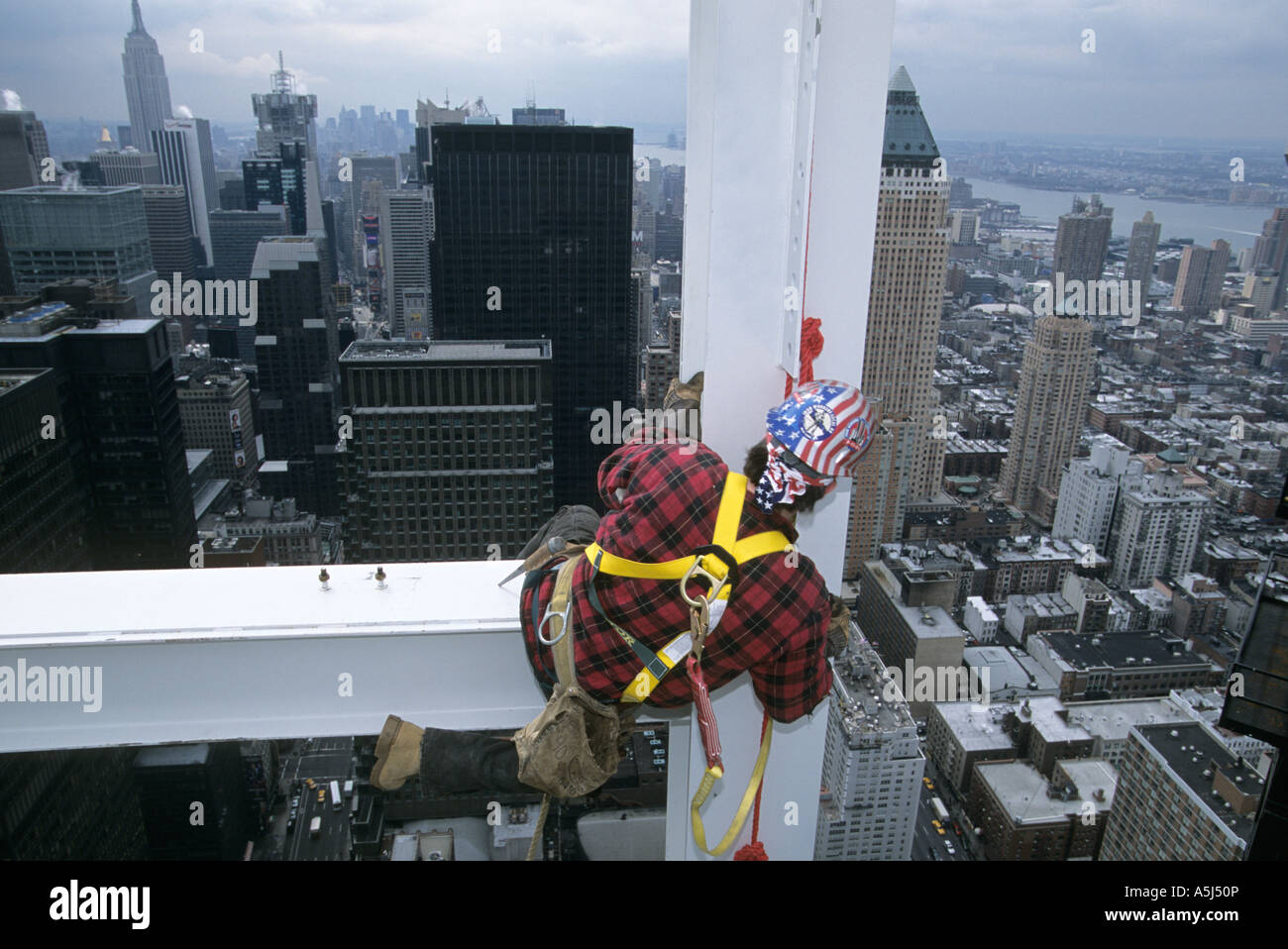 Stahlarbeiter Billy Smith arbeitet 675 Fuß über Broadway. Stockfoto