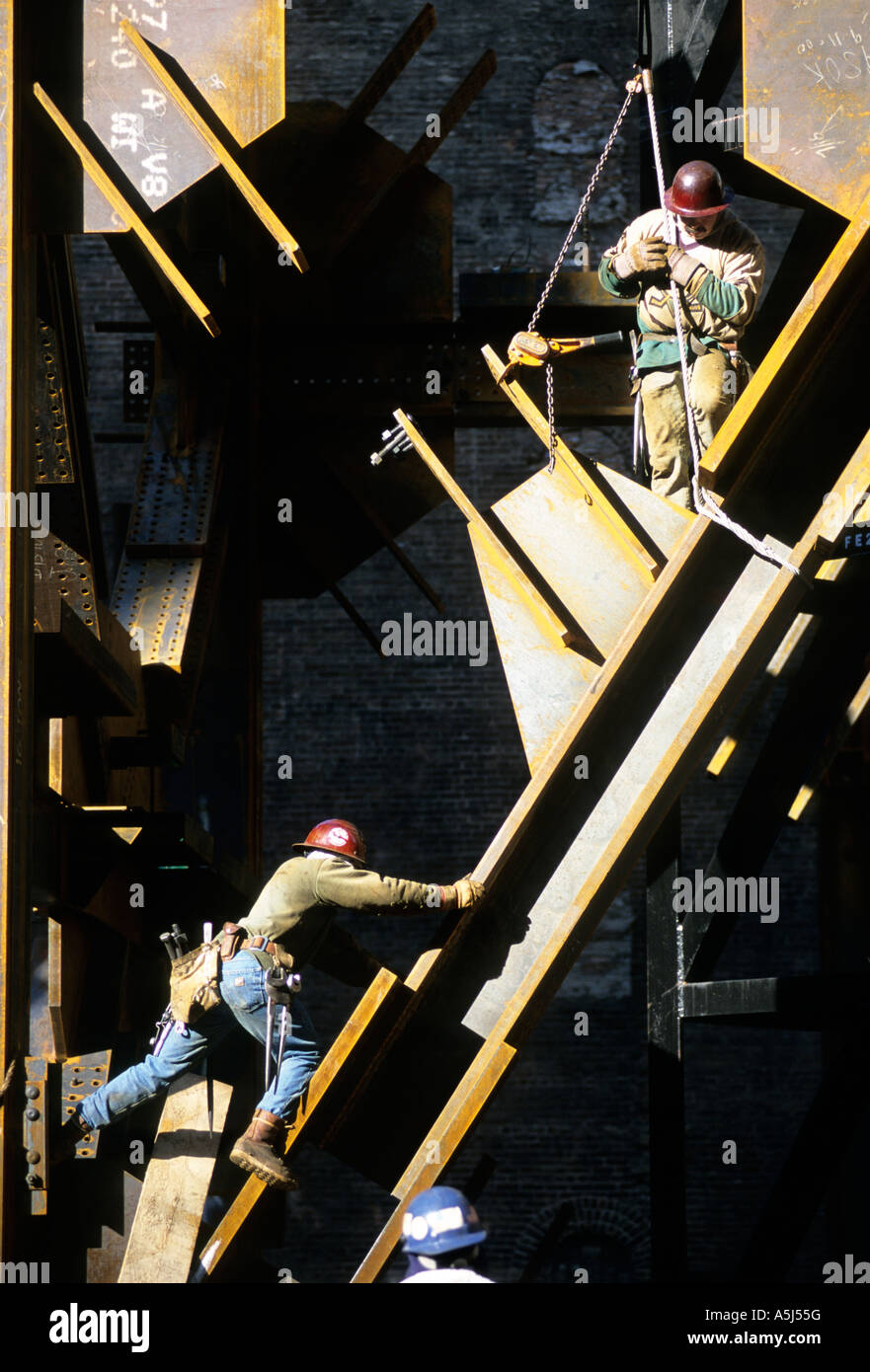Mohawk indischen Eisen Arbeitnehmer arbeiten um ein Stahlträger nach dem Zufallsprinzip Hausbau 1745 Broadway in New York City verbinden. Stockfoto