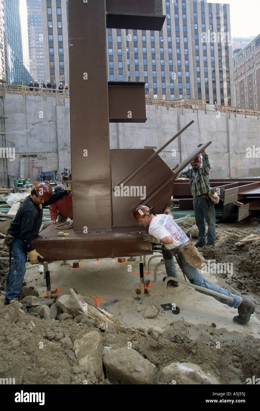 Eisen Arbeiter Ringen 24.000 Pfund "Support" Spalte für Random House Building bei 1540 Broadway in New York City. Stockfoto