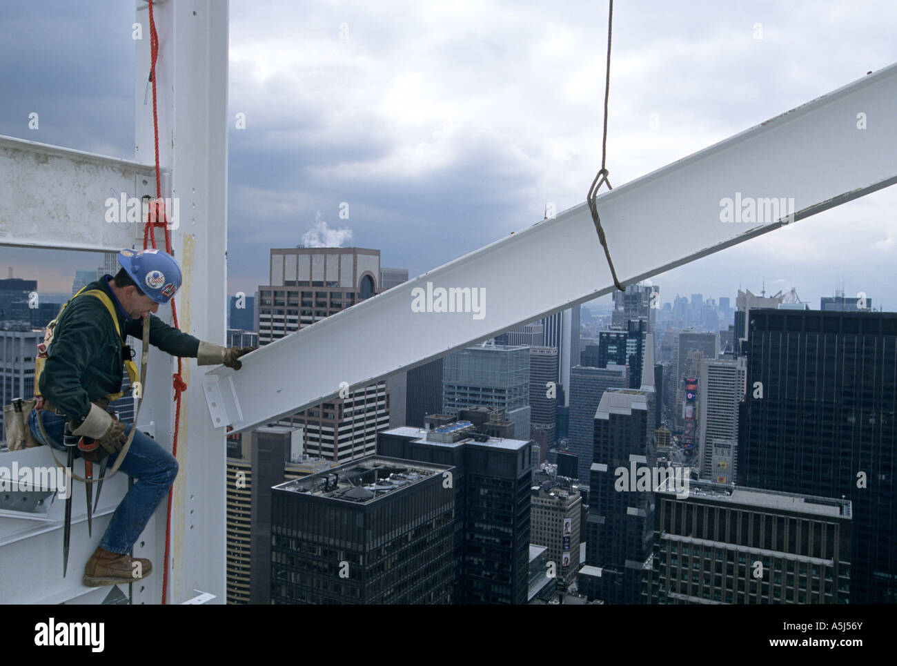 März 2002 arbeitet eiserner Arbeiter Jimmy Sweeney 675 Füße über dem Boden nach dem Zufallsprinzip Hausbau bei 1540 Broadway in New York City. Stockfoto