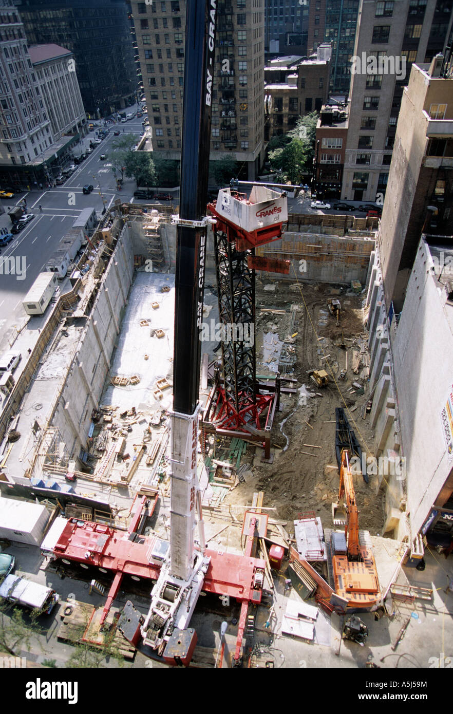 Tragbare Großkran baut ein weiterer Kran um neue Random House in 1745 Broadway in New York City Gebäude zu bauen. Stockfoto