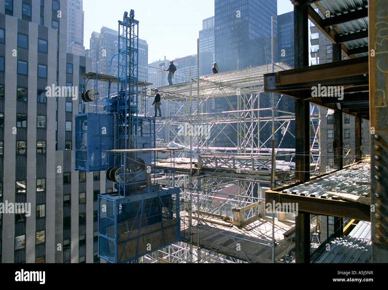 Arbeiter bauen Aufzug Turm verwendet, um Arbeitnehmer und Zubehör für Random House Gebäude am 1745 Broadway in New York City. Stockfoto