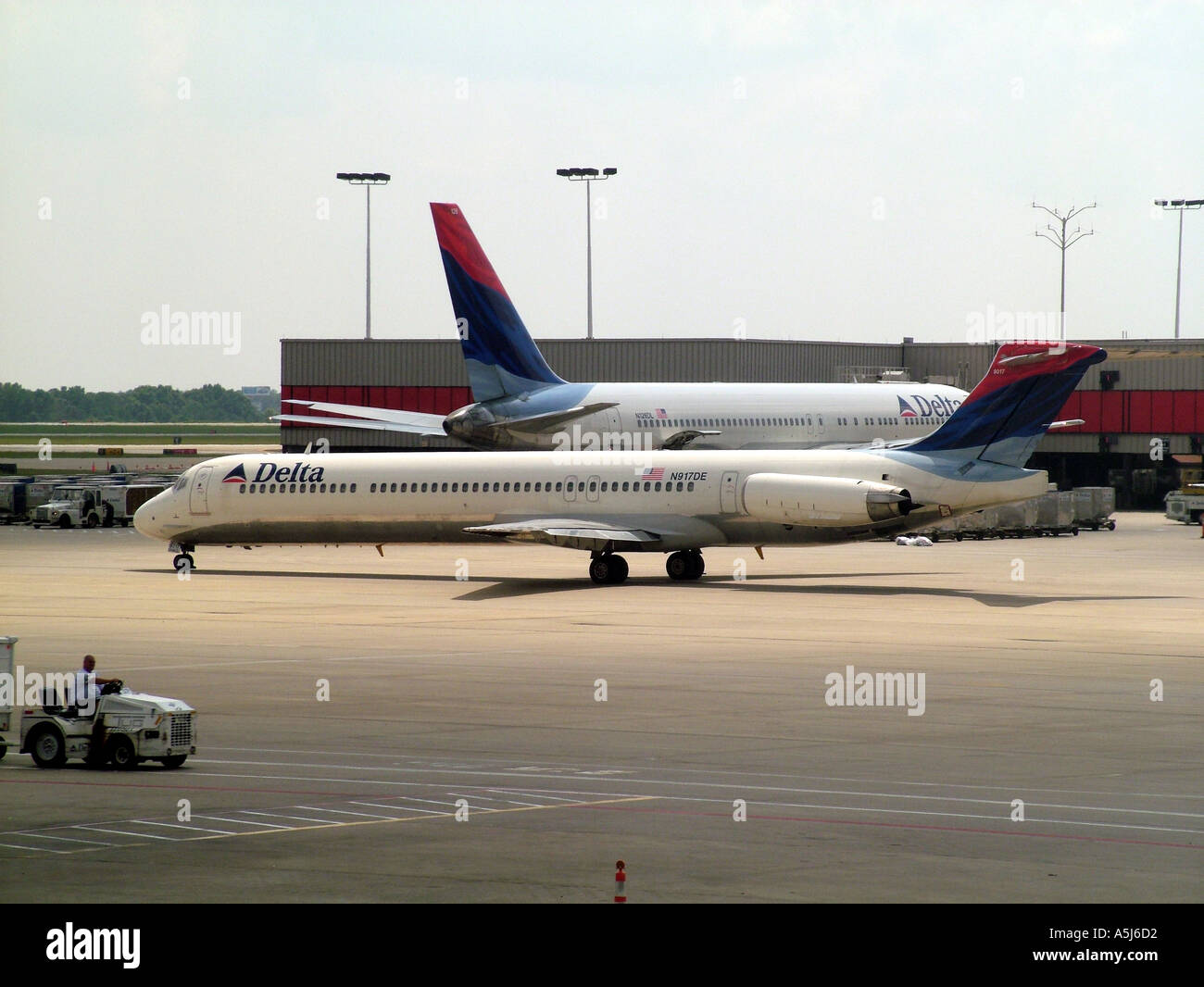 Delta Airlines MD88 Turbojet anstrengend für Schürze Stockfoto