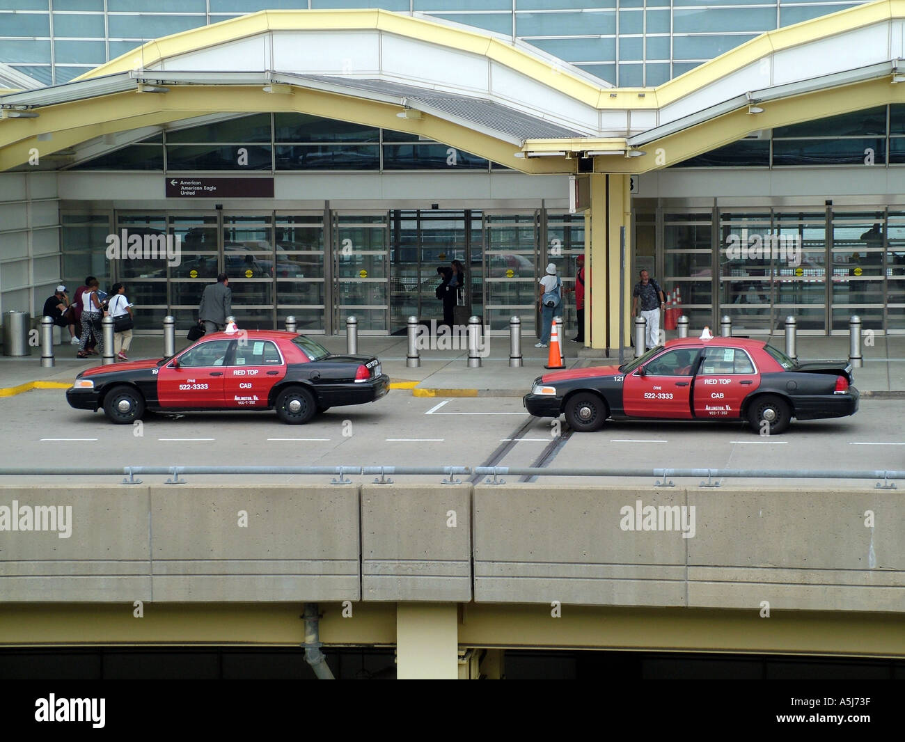 DC Reagan Flughafen Washington DC USA rote Taxis Stockfoto