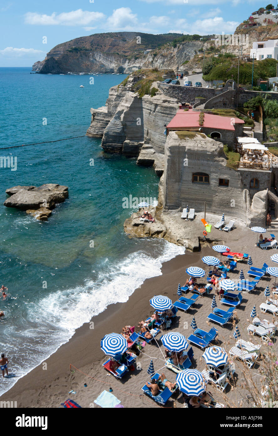 Blick nach unten auf einen kleinen Strand in Sant Angelo, Ischia, Italien Stockfoto