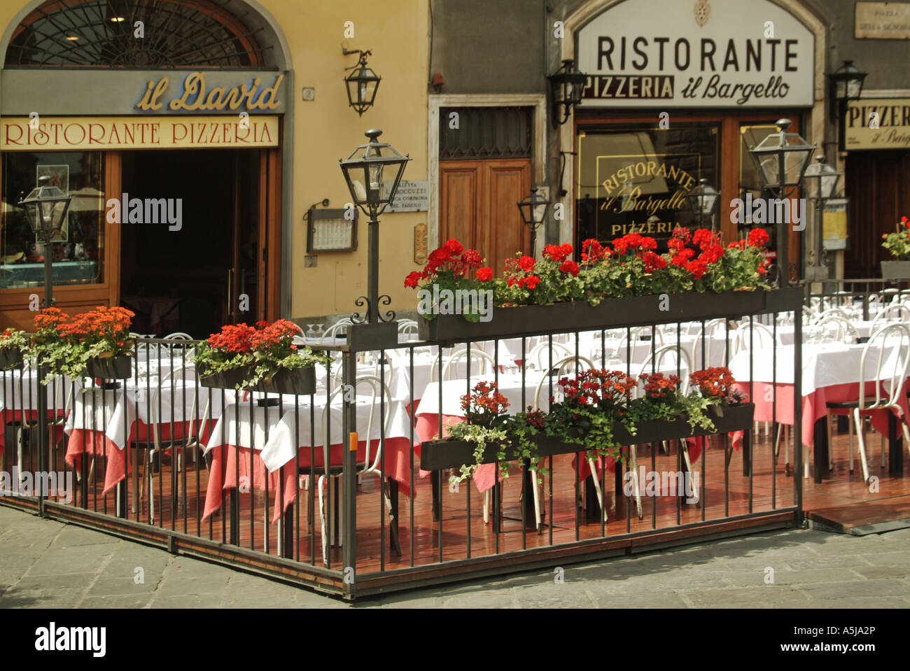 Gastronomie Restaurant Tabellen & Blumen außerhalb der Italienischen Pflaster Bars & Restaurants in der Nähe der Piazza della Signoria Loggia Lanza Florenz Toskana Italien EU Stockfoto
