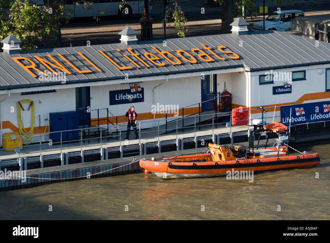 Royal National Lifeboat Institution Pier Basis für Themse Rettungsdienst neben der Waterloo bridge Stockfoto