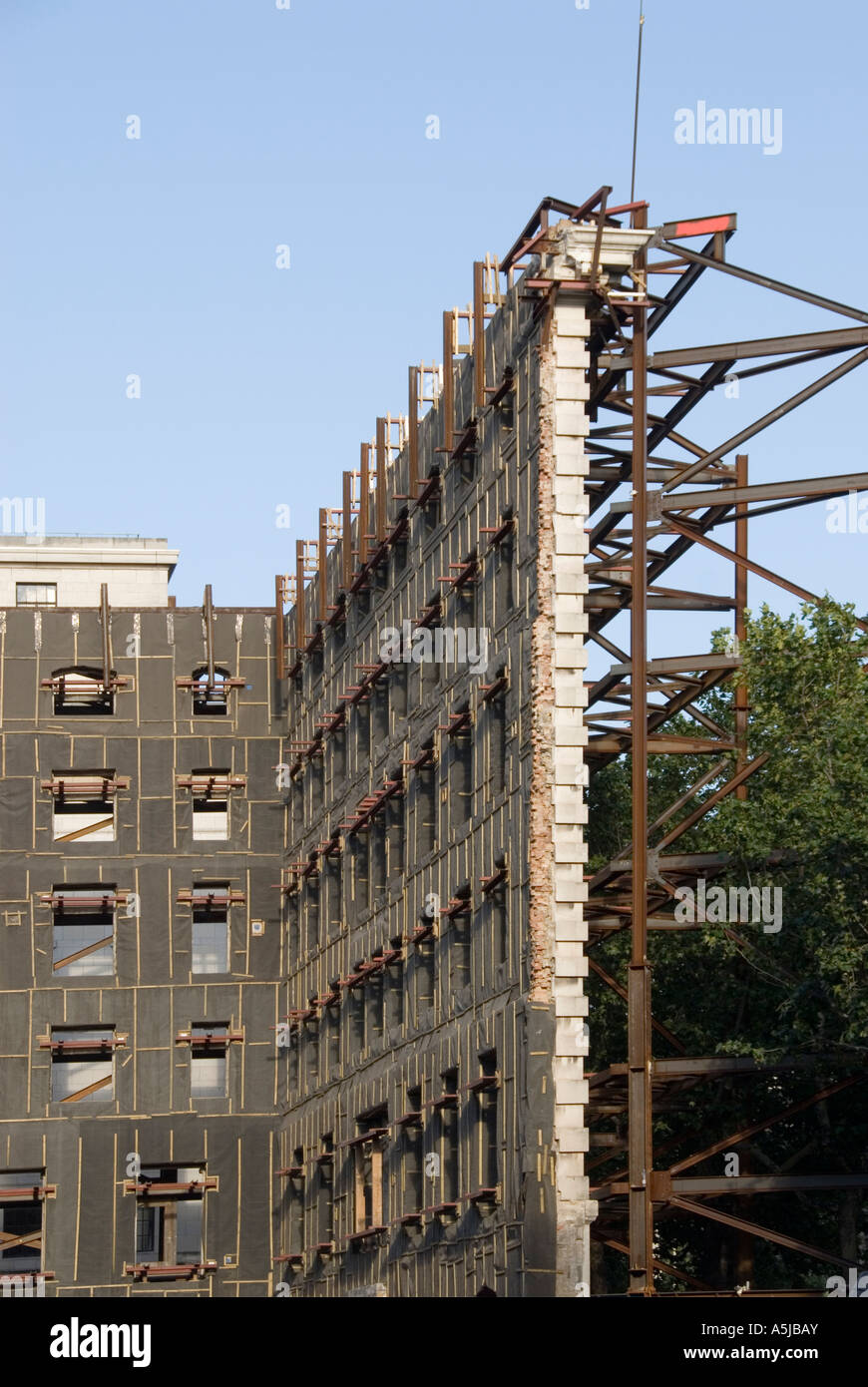 Provisorisches Stahlgerüst zur Unterstützung der erhaltenen Mauerwerksfassade des alten Marconi House Abbruchs und Einbau in die neue Struktur Aldwych London England UK Stockfoto