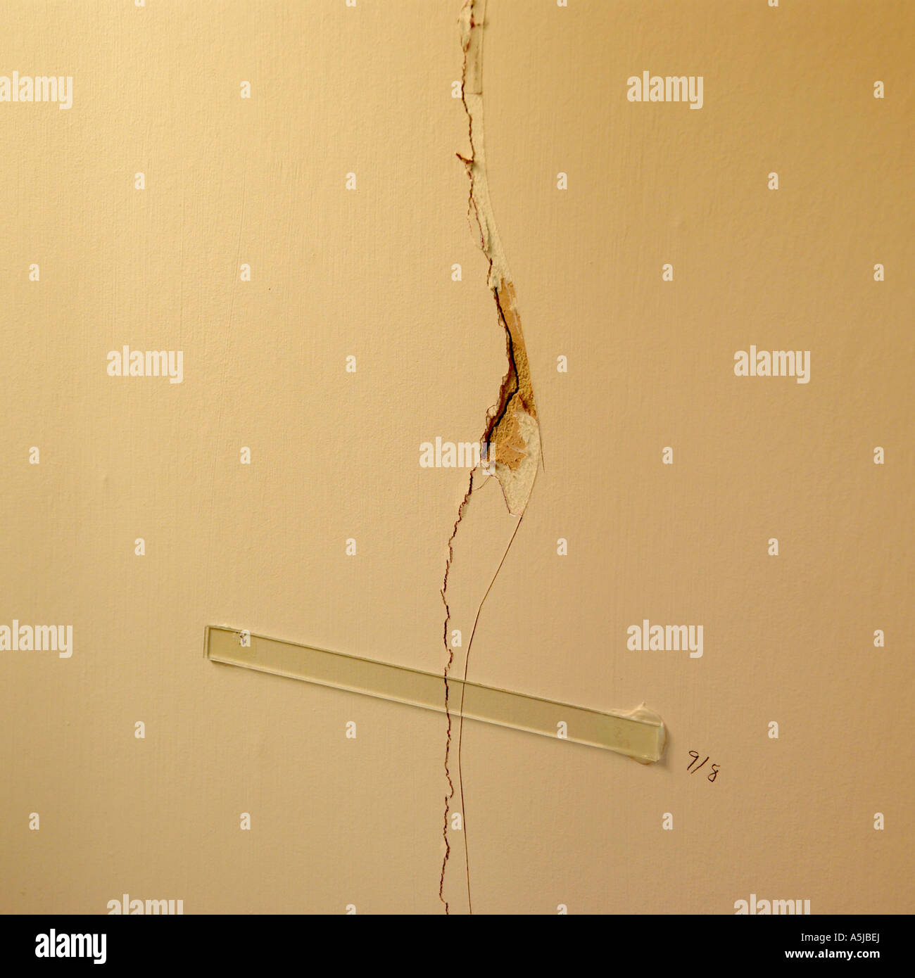 Haus innen Schäden an Wand mit Glasleiste geklebt über Riss durch die Versicherungsgesellschaft, weitere Bewegung zu überwachen Stockfoto
