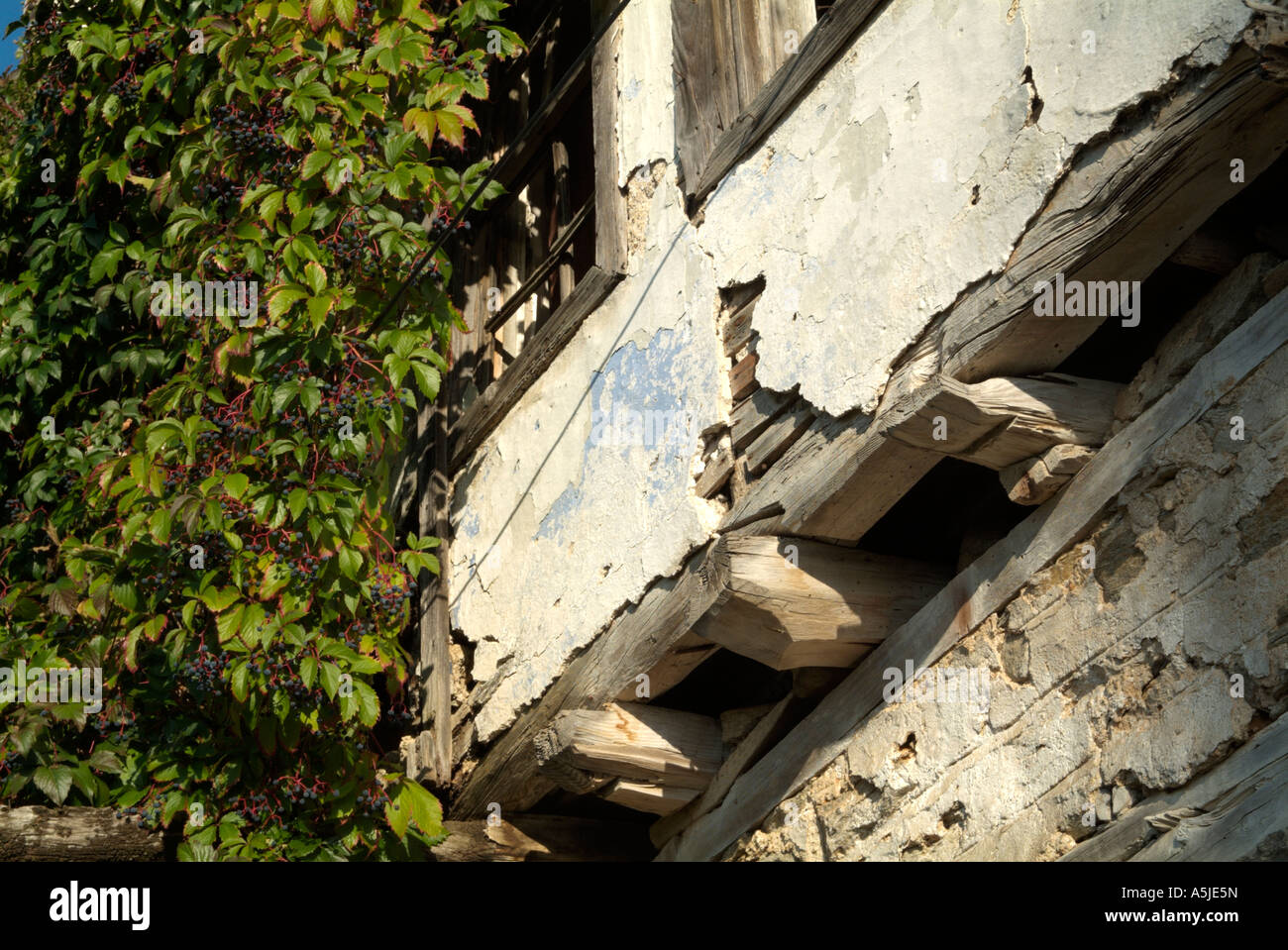 Verfallenes Haus in einem griechischen Dorf verlassen Stockfoto