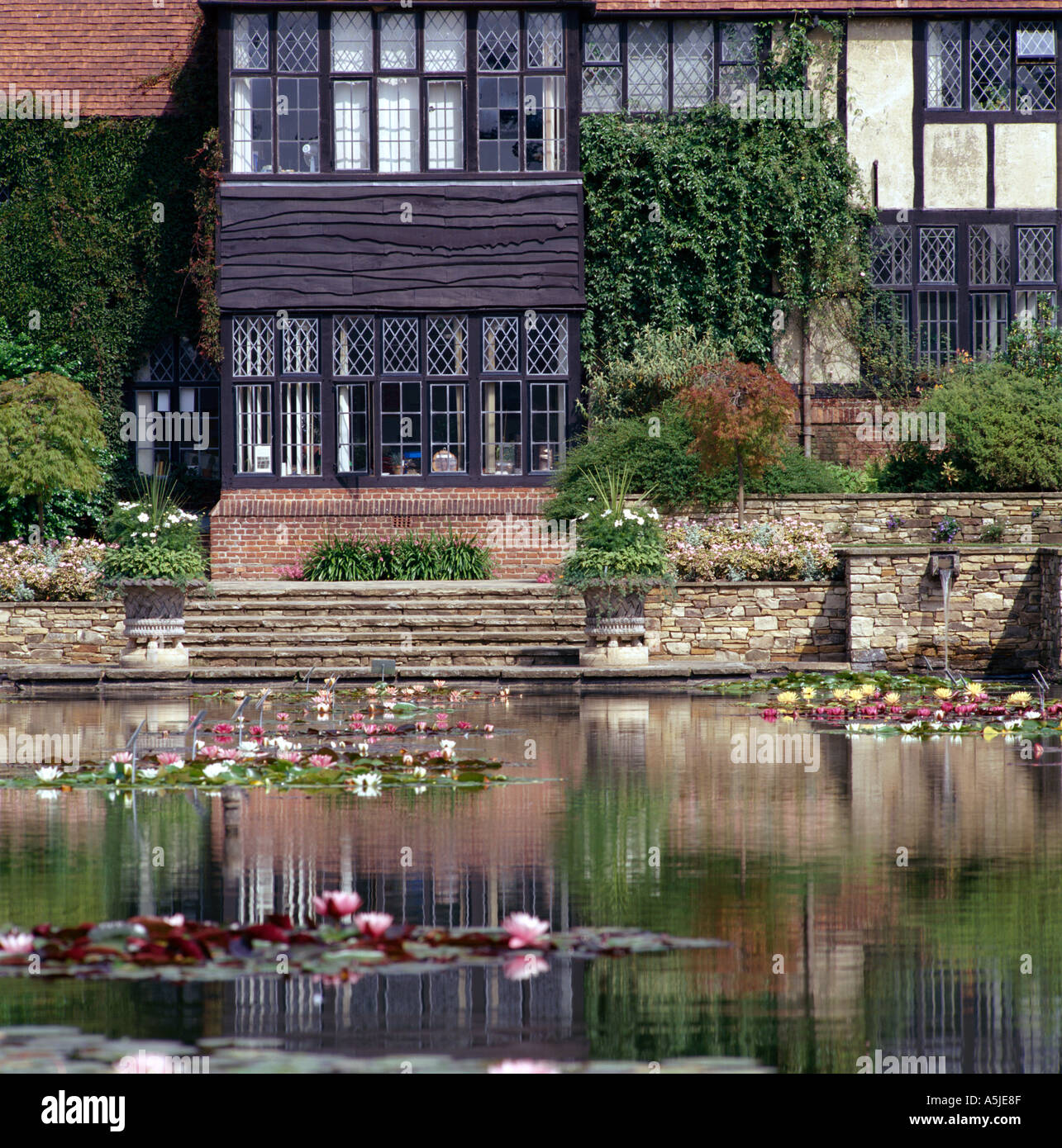 Gebäude der Royal Horticultural Society Büros Wisley Surrey U K mit See im Vordergrund mit Seerosen Stockfoto