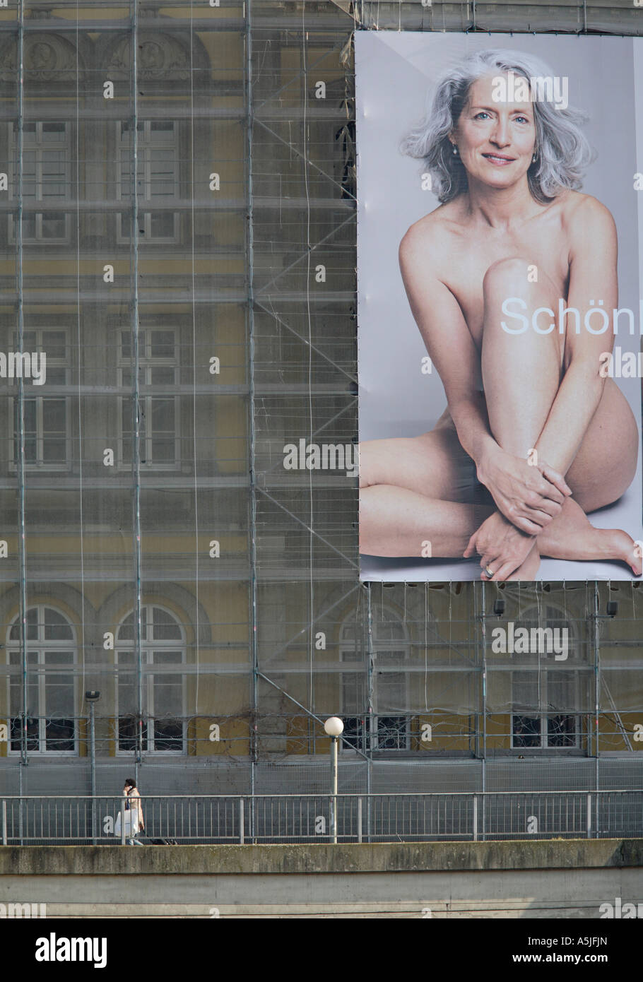 Riesige Plakatwand zeigt senior Frauen posieren nackt, Outdoor-Werbung von Unilever / Taube, Hamburg, Deutschland, 2007 Stockfoto