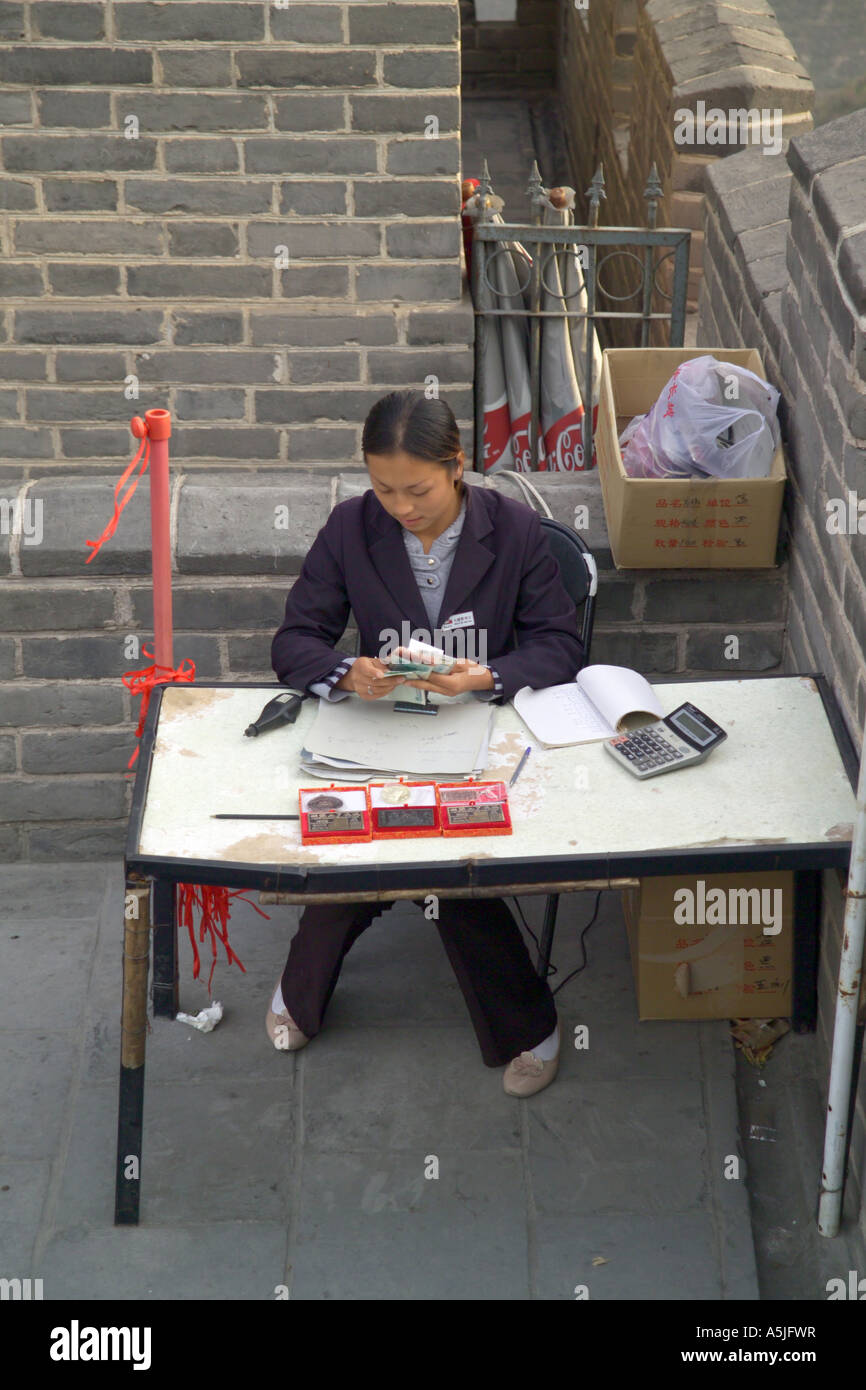 Zählung der Tage Einnahmen außerhalb einen Kiosk auf der chinesischen Mauer Stockfoto