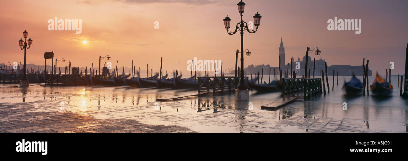 Gondeln im Morgengrauen Piazza San Marco Venice Italy Stockfoto