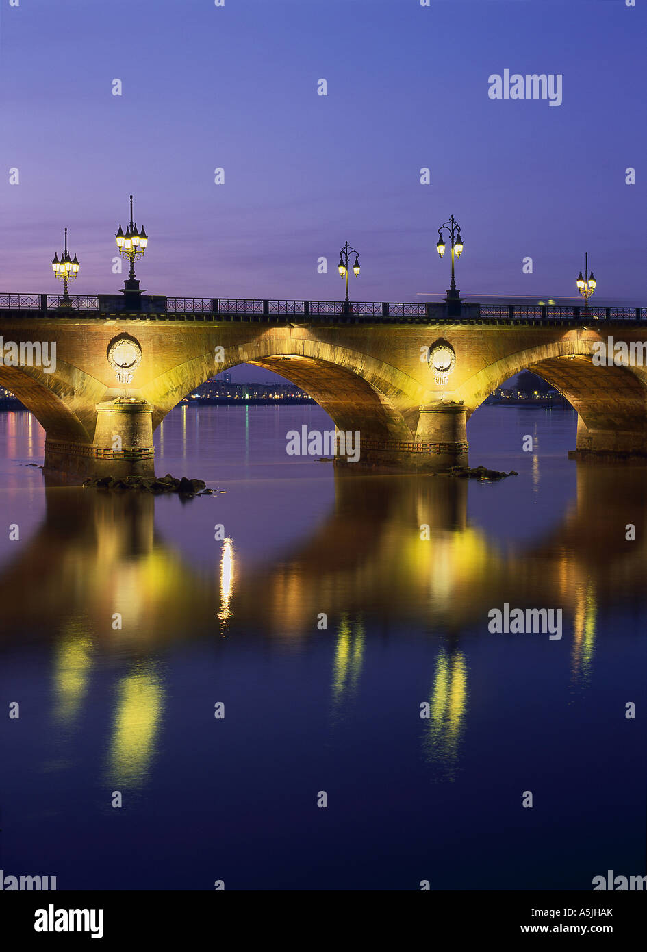 Der alte Bordeaux. Le Pont de Pierre. Der Fluss Garonne. Frankreich Stockfoto