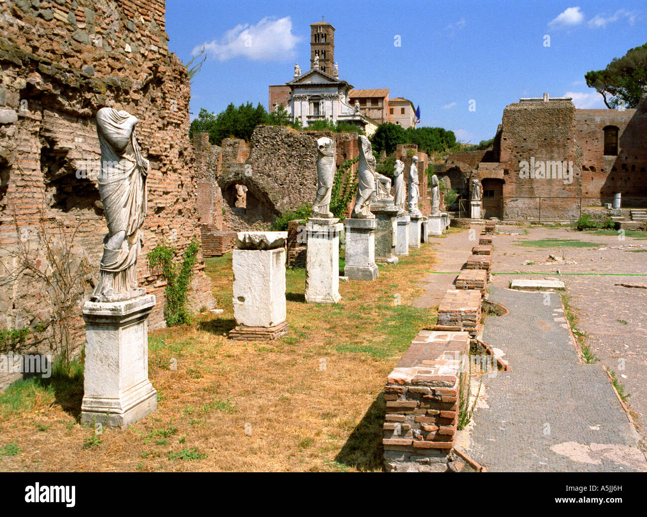 Die Statuen der Vestalinnen, das Forum, das Zentrum des kaiserlichen Rom, Italien. Stockfoto