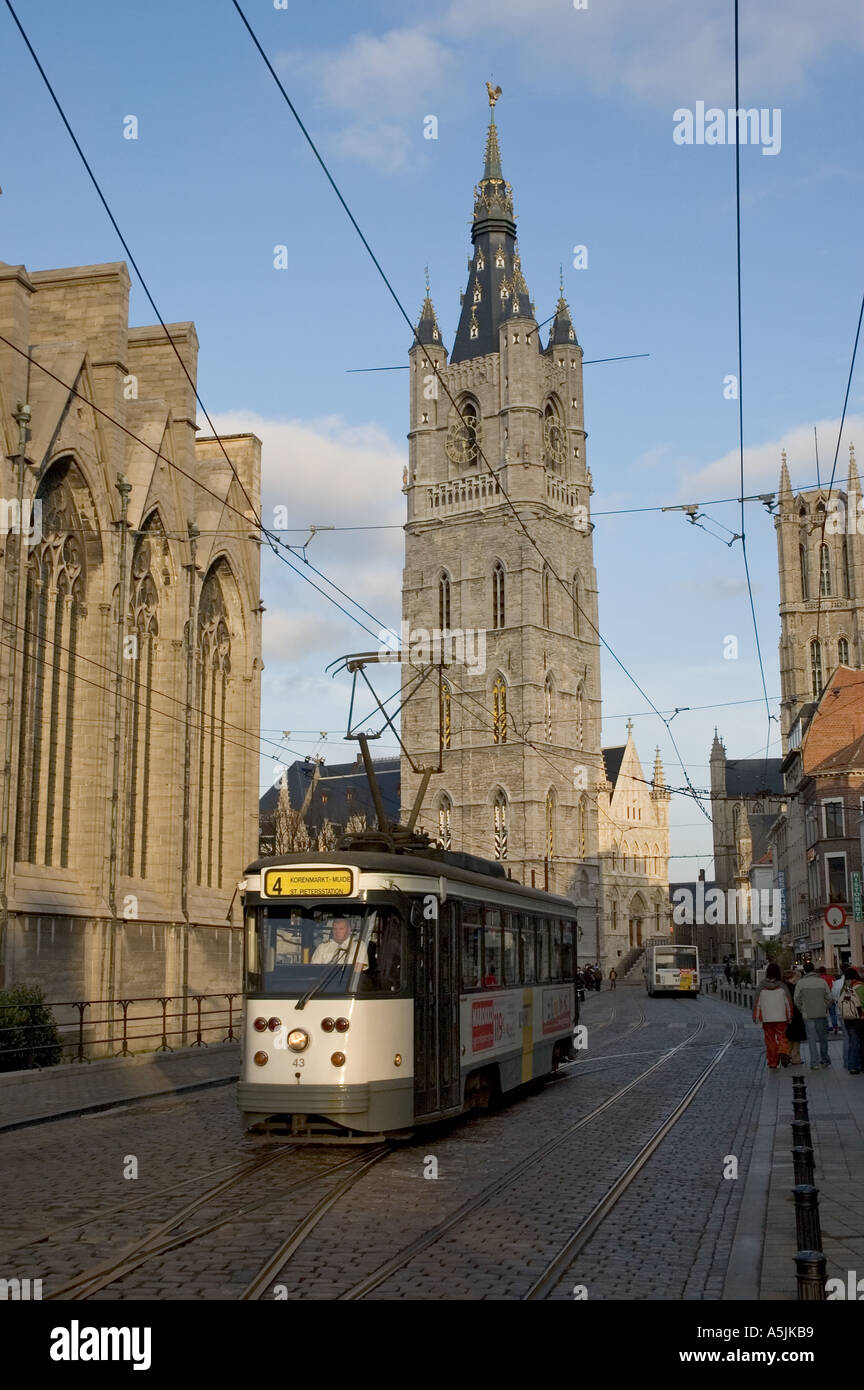 Straßenbahn mit dem Glockenturm Gent Belgien Stockfoto