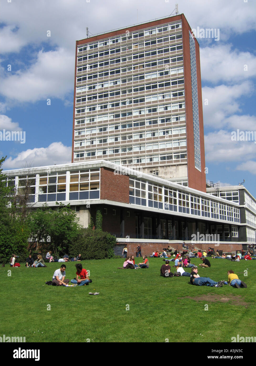 Studenten auf Kalk Grove der University of Manchester Manchester UK Stockfoto