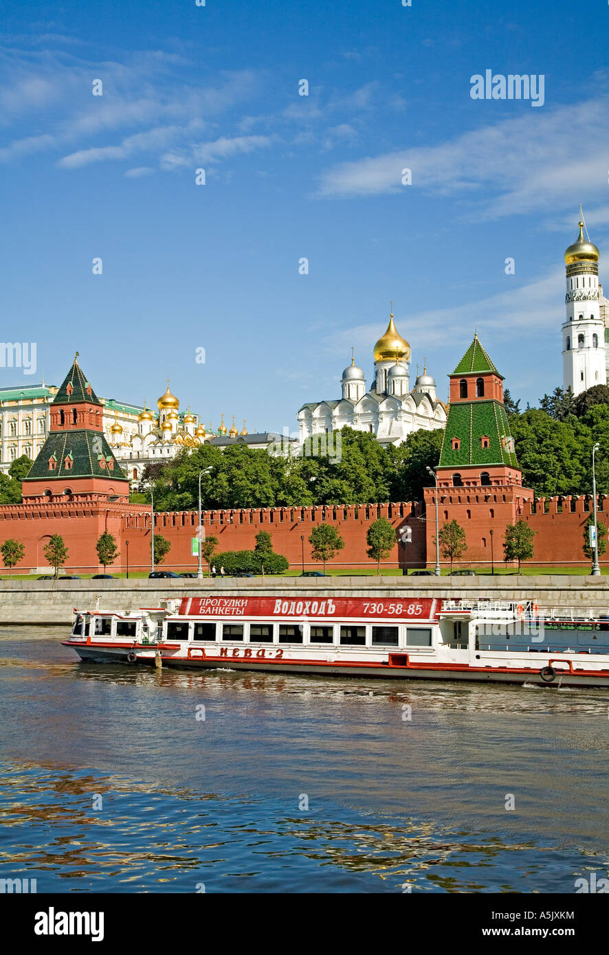 Kreml-Mauer, Tajnikij Turm, namenloser Turm mit Kathedrale Maria Verkündigung und Erzengel-Michael-Kathedrale, Moskau, Russland Stockfoto