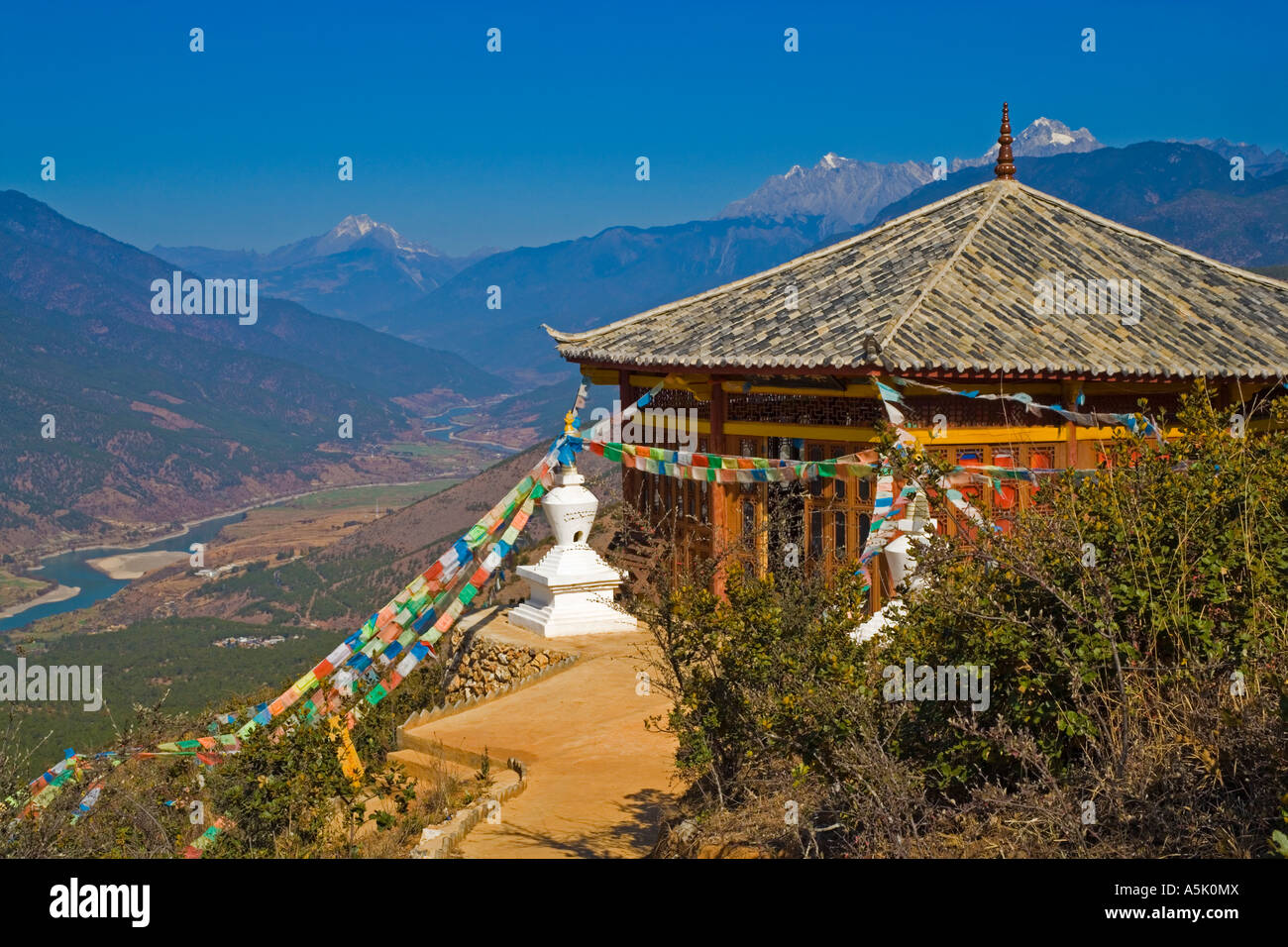 Buddhistisch-Kloster in der Nähe von Lijiang und Tigersprungschlucht mit Yangtse River Valley Yunnan Provinz China JMH2225 Stockfoto