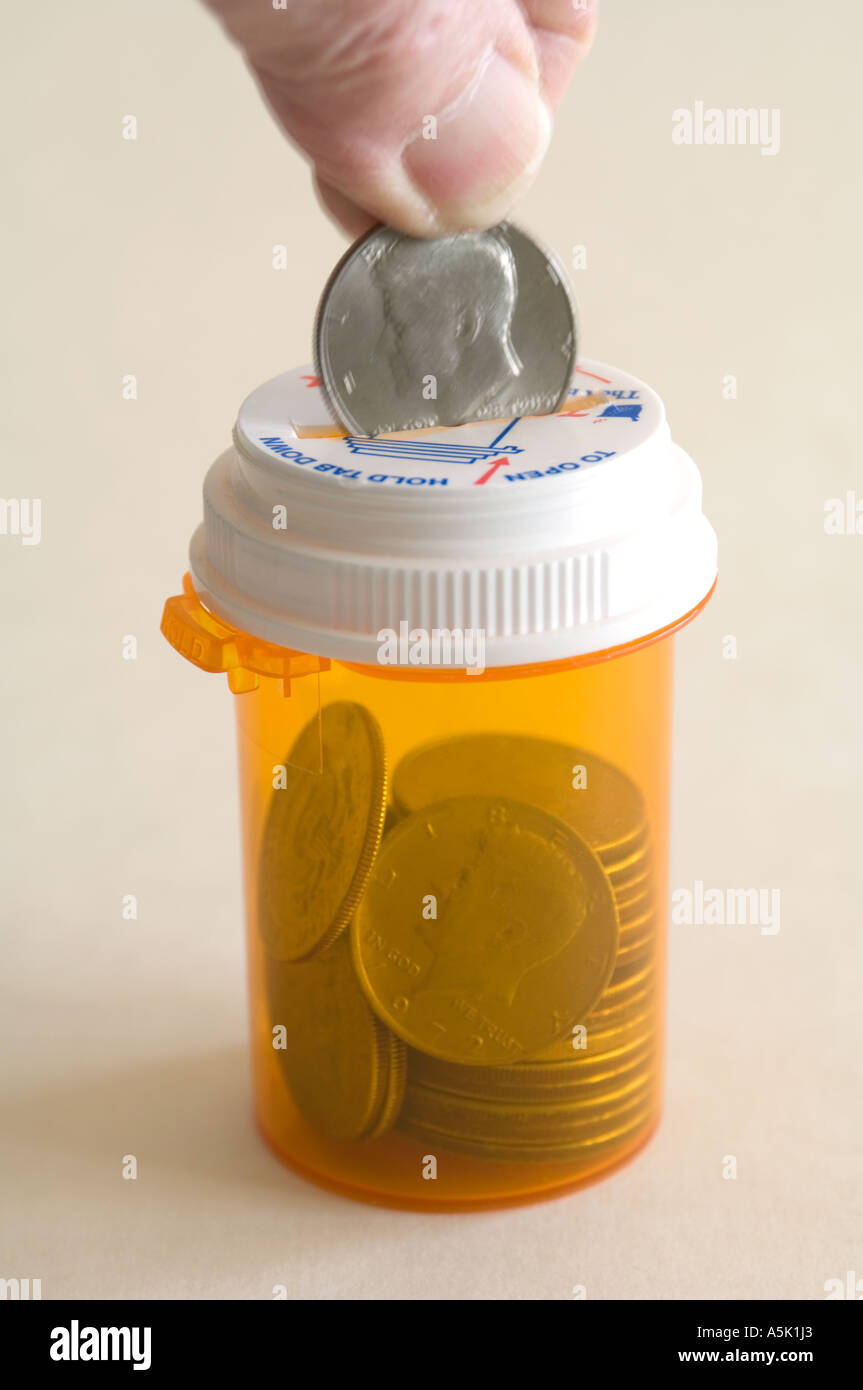 Münzen in Pille Flasche Konzept Stockfoto