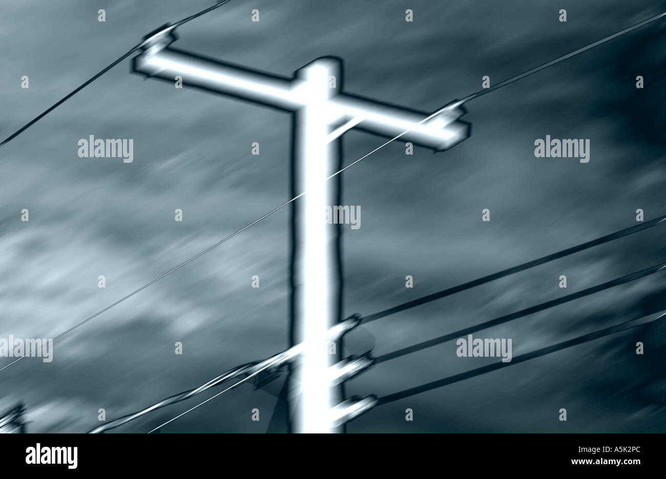 abstrakte Negativbild von elektrischen Leitungen und Pole in der Nacht Stockfoto