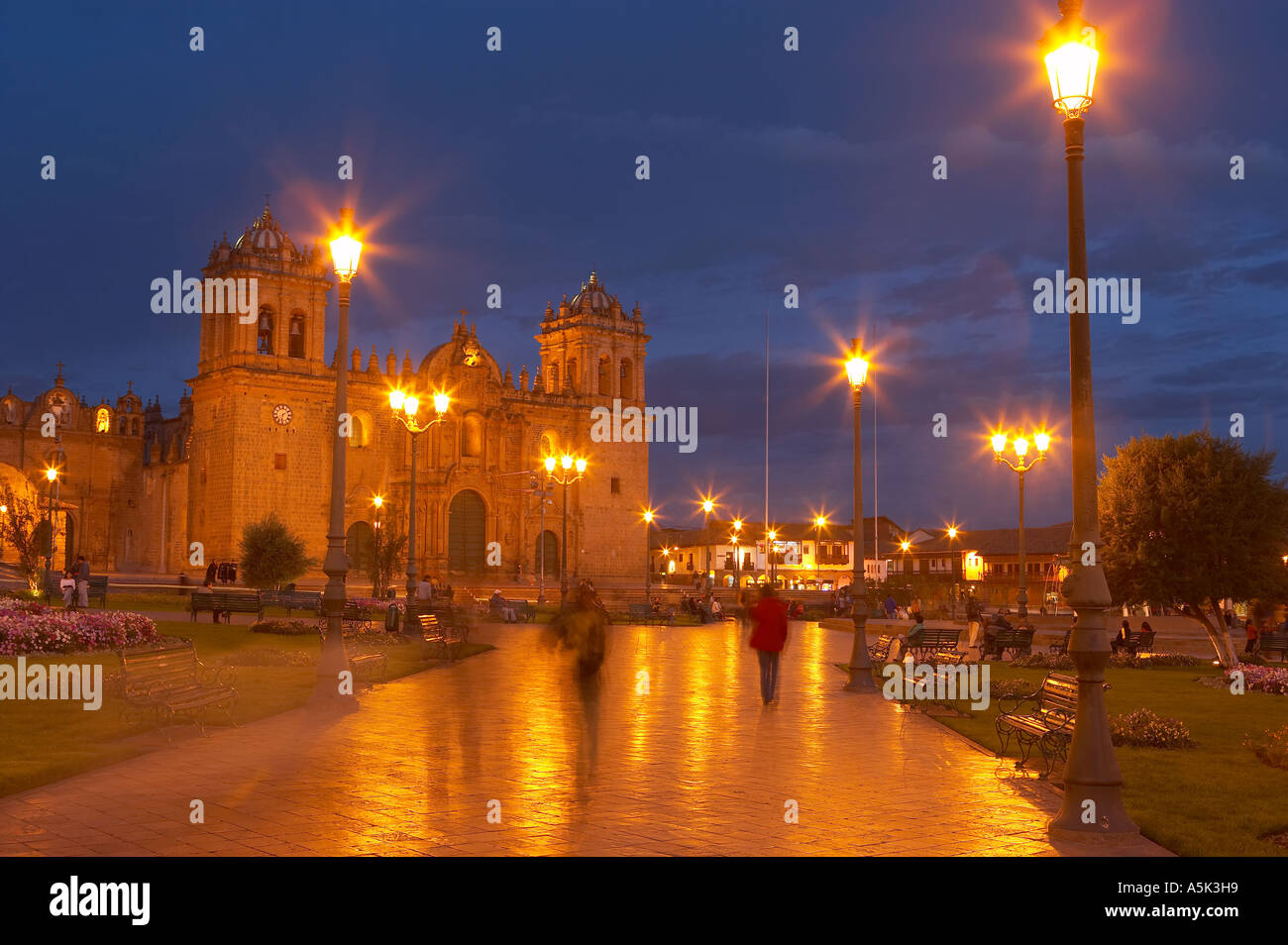 der Cathedral Plaza de Armas in der Abenddämmerung Cusco Peru Stockfoto