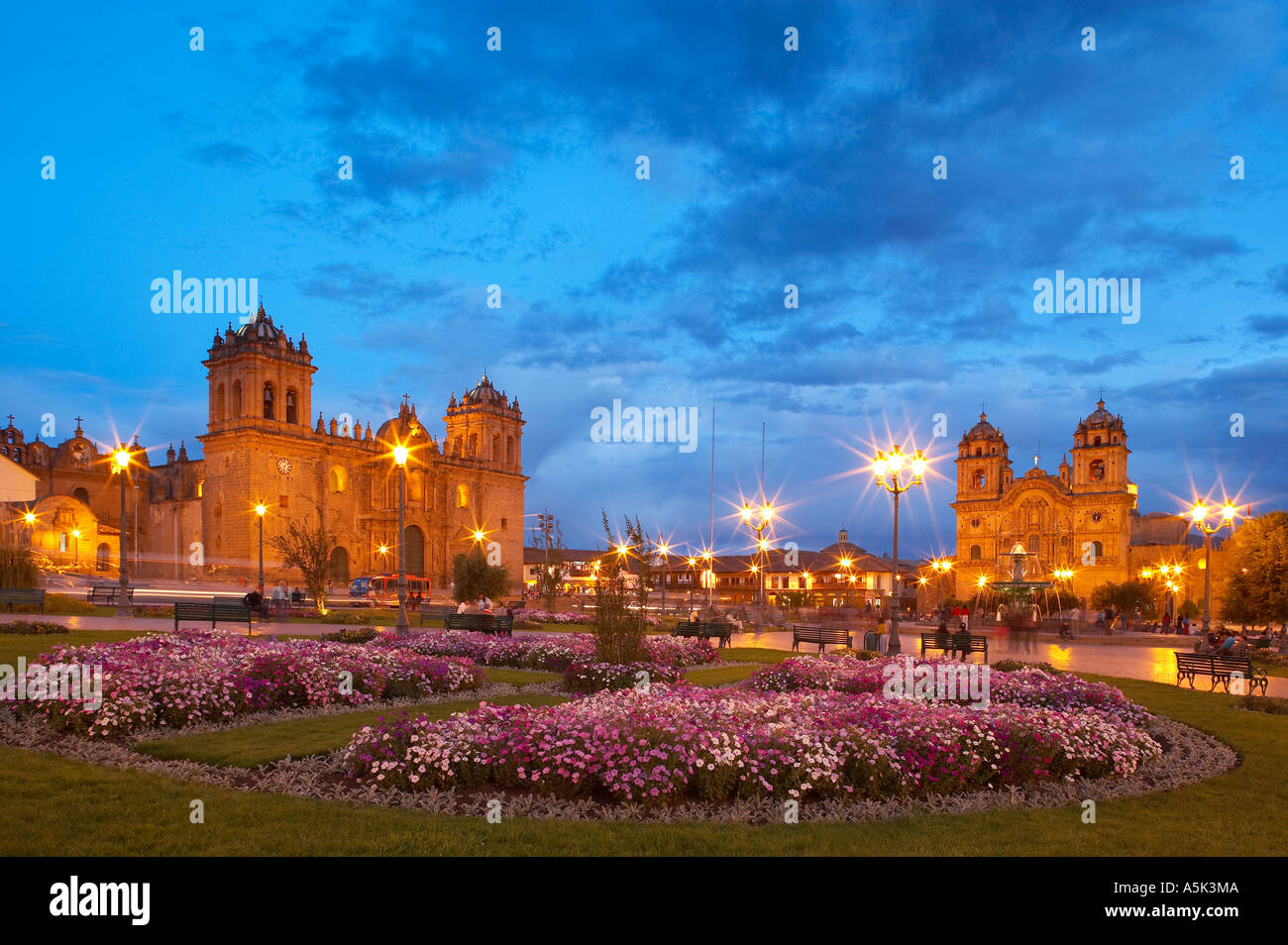 der Dom und der Iglesia De La Compania de Jesus Plaza de Armas in der Abenddämmerung Cusco Peru Stockfoto