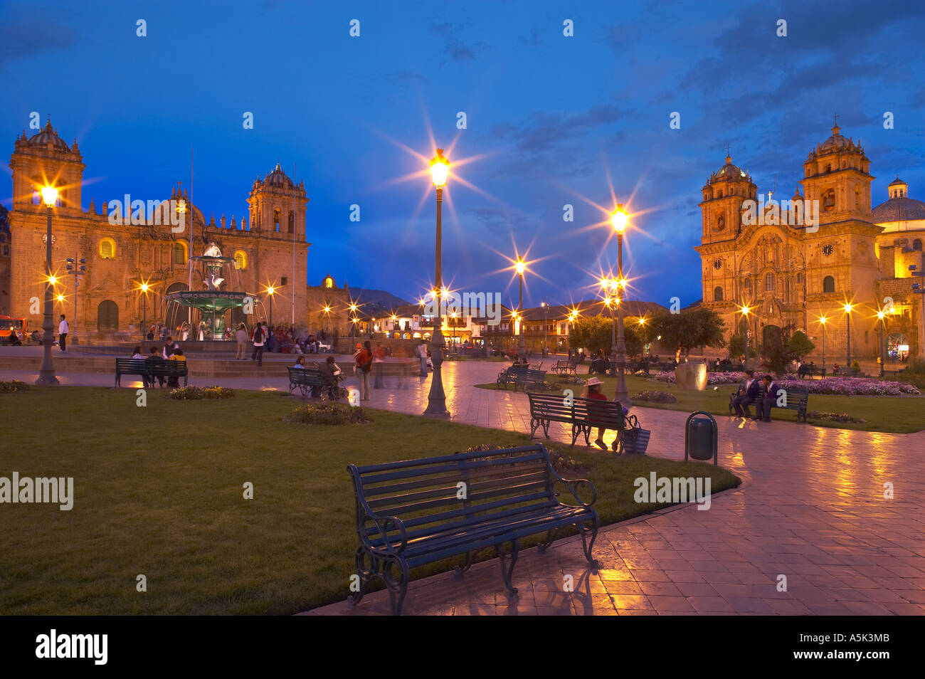 der Dom und der Iglesia De La Compania de Jesus Plaza de Armas in der Abenddämmerung Cusco Peru Stockfoto