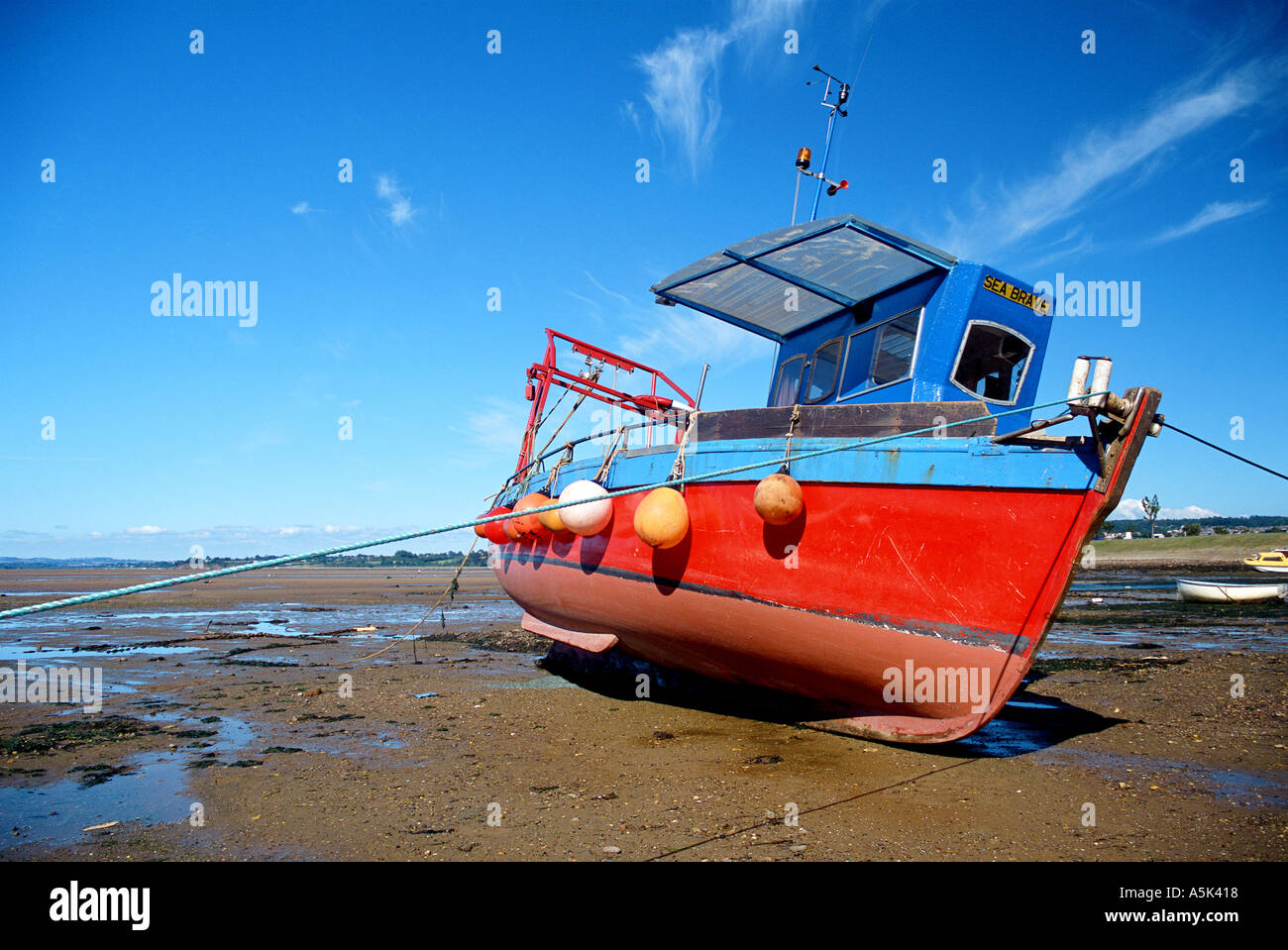 Ein Fischerboot auf Sand bei Ebbe Mündung des Flusses Exe Exmouth Devon Great Britain Stockfoto