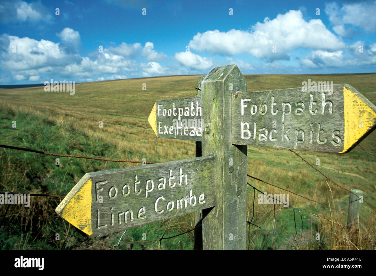 Wanderweg-Zeichen in der Nähe der Quelle des Flusses Exe Exmoor Nationalpark Somerset Great Britain Stockfoto