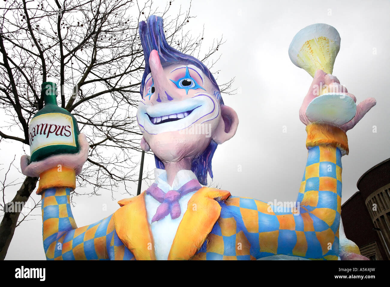 Clown mit Glas und Flasche Champagner, größer-als-Leben-Figur aus Pappmaché, Montag vor der Fastenzeit Parade, Düsseldorf Stockfoto