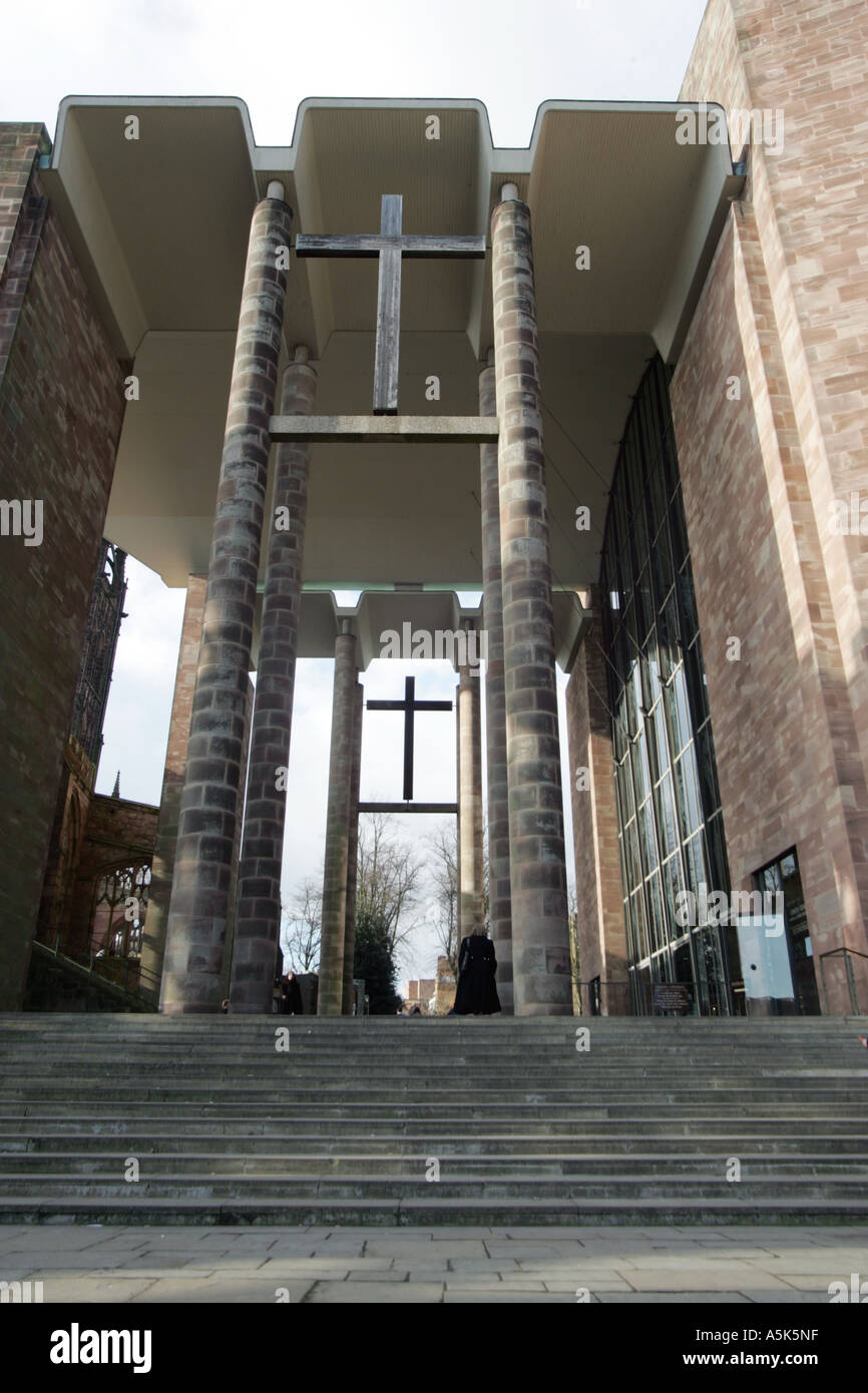 Saint Michaels Veranda verbindet die neue Coventry Kathedrale, entworfen von Basil Spence, mit den alten Ruinen. Stockfoto