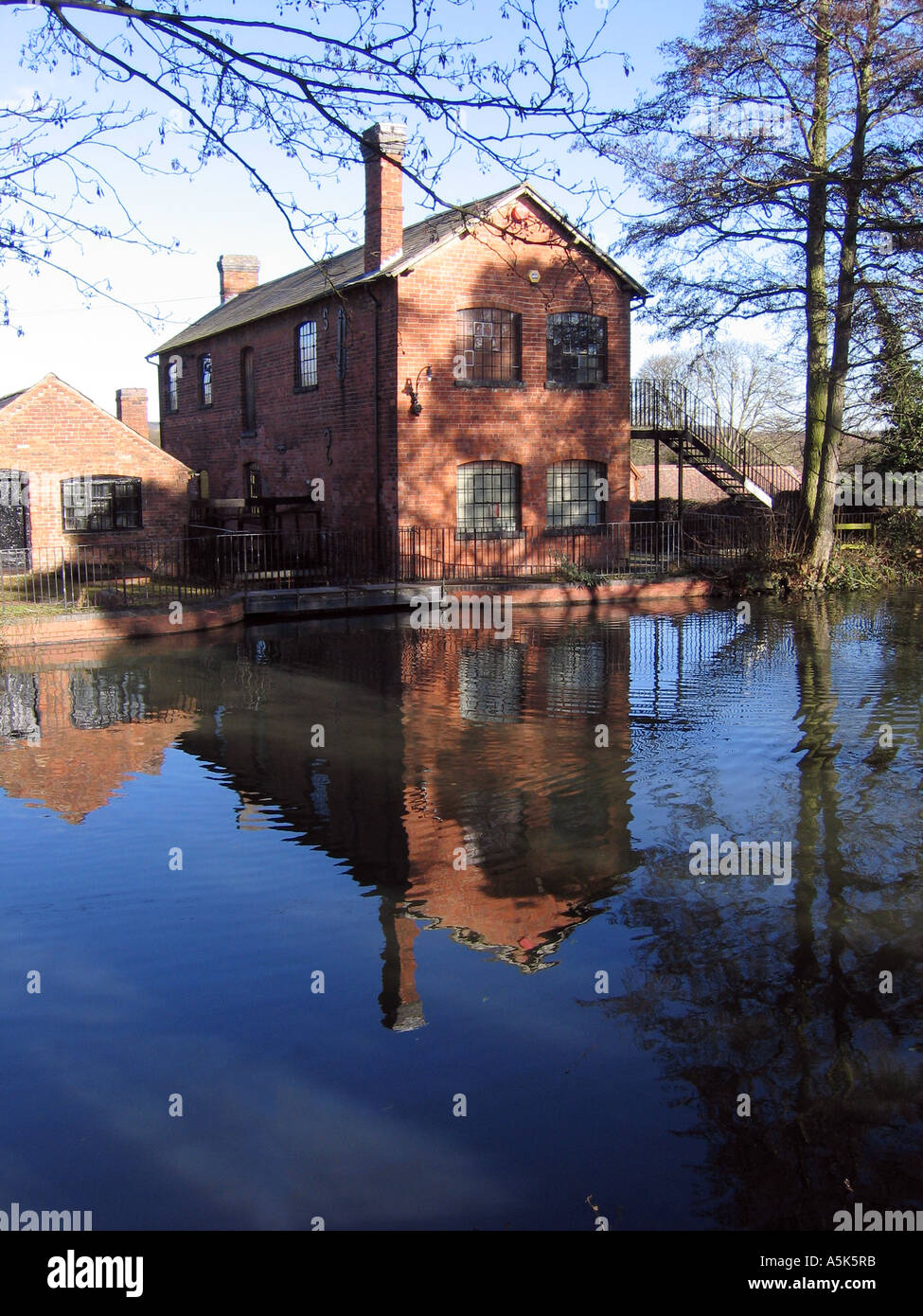 Redditch. Forge Nadel Mühlenmuseum, Redditch, betrachtet über den Mühlenteich. Stockfoto