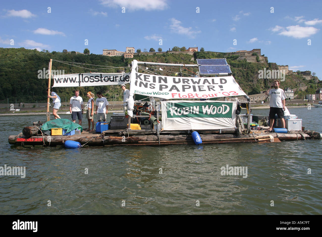 Mitglieder der de-Umweltschutz-Organisation 'Robin Wood' demonstrieren am Fluss Rhein bei Koblenz Stockfoto