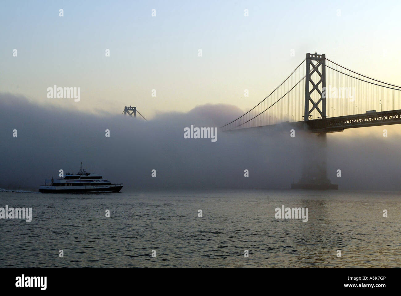 Baybridge im frühen Morgennebel, San Francisco, Kalifornien, USA Stockfoto