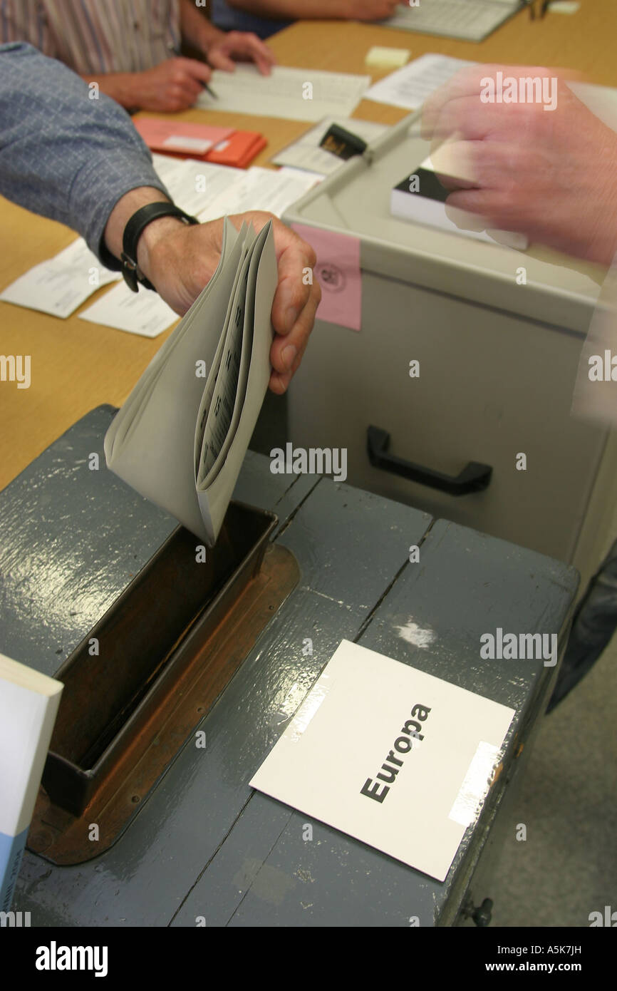 Jemand hat seinen Stimmzettel in eine Votingbox bei den Wahlen zum Europäischen Parlament. Stockfoto