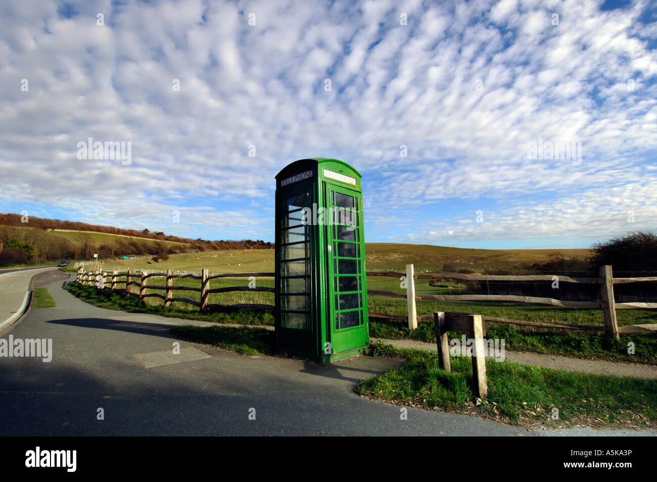 Eine grüne British Telecom K6 Telefonzelle an einer ruhigen Seitenstraße der Grafschaft in Sussex Stockfoto