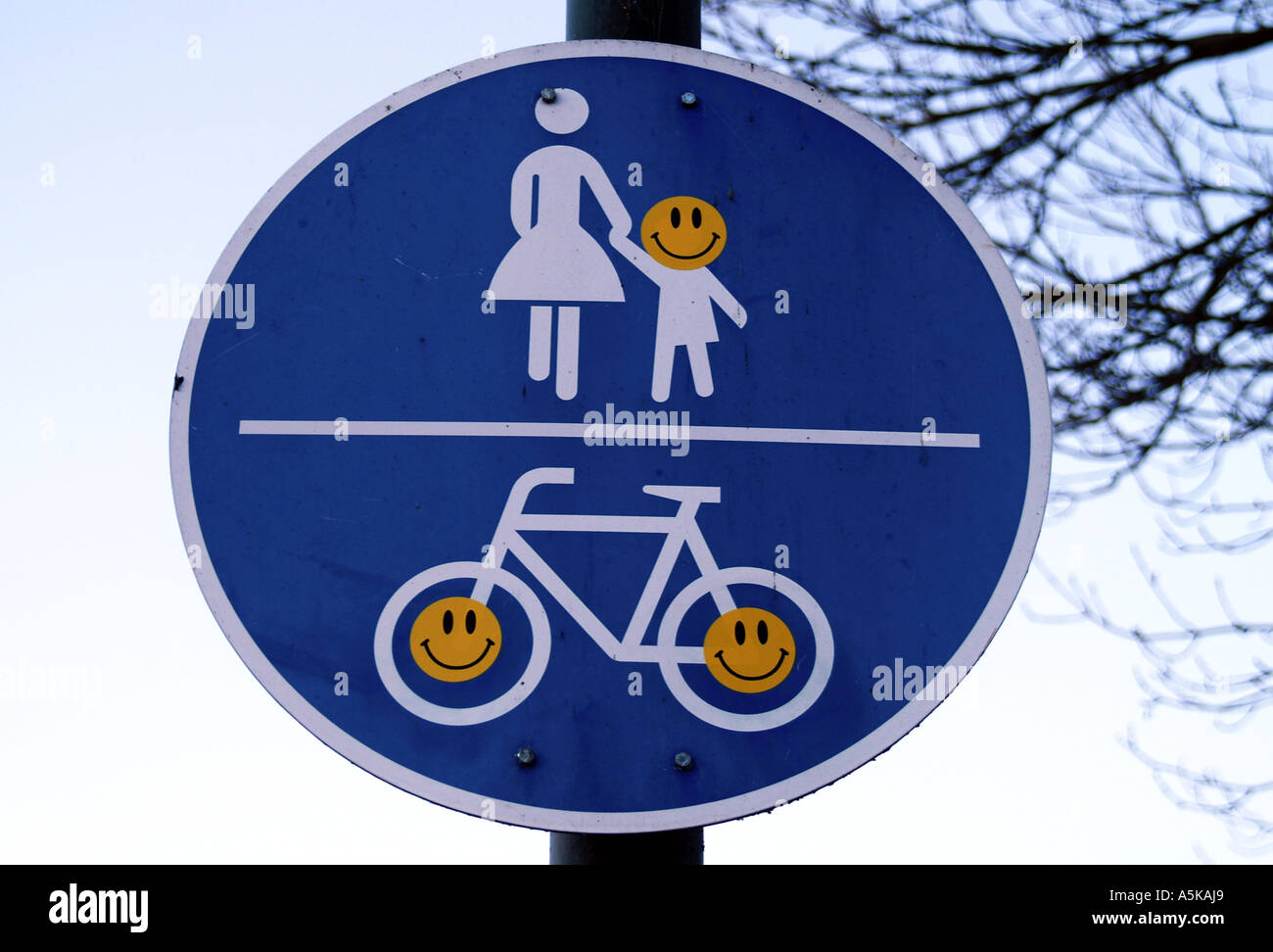 Verkehrsschild mit smily-Aufkleber. Stockfoto