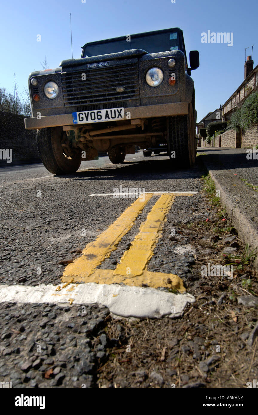 Ein Land Rover Defender neben eine sehr kurze doppelte gelbe Linie auf einer Straße in Falmer East Sussex Stockfoto