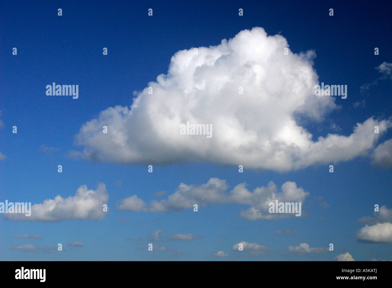 Weiße Wolken am blauen Himmel Stockfoto