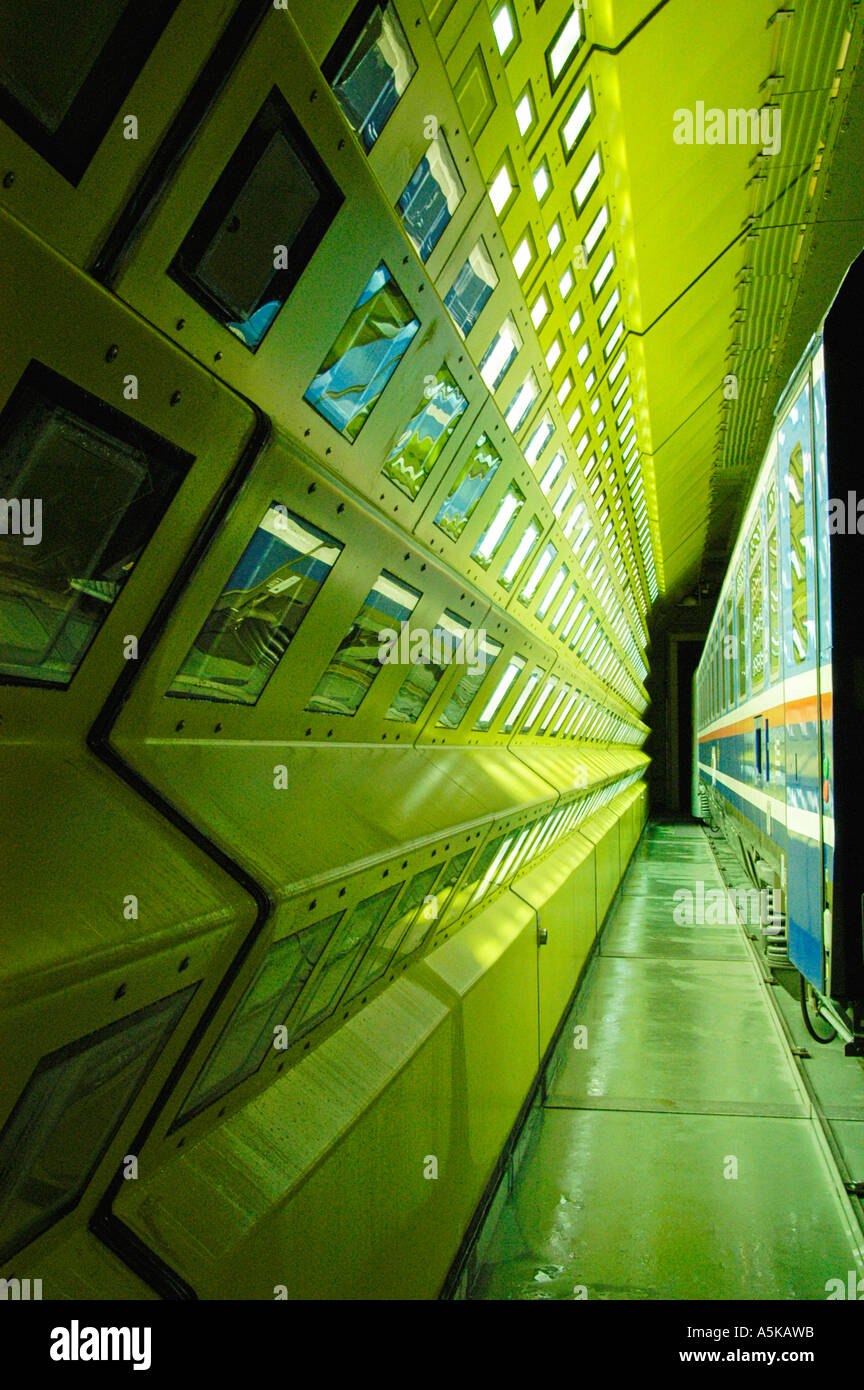 Ein Zug stand neben die Daylight Scheinwerfer der künstlichen Klima-Wind-Kanal, RTA Rail Tec Arsenal, Wien, Österreich Stockfoto