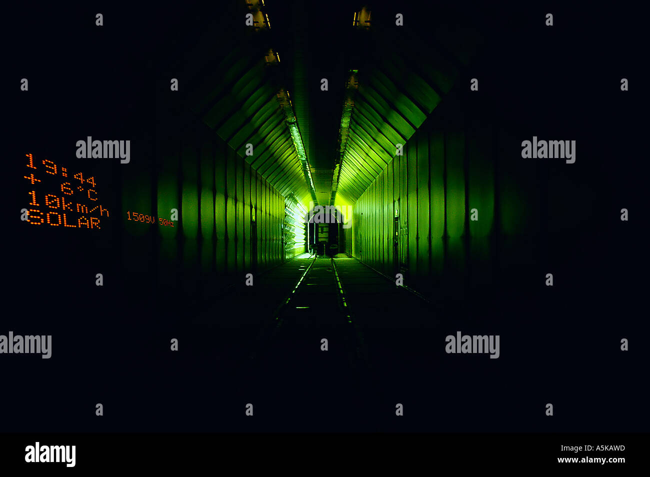 Ein stehender Zug in den Tunnel/Prüfkammer der künstlichen Klima-Wind-Kanal, RTA Rail Tec Arsenal, Wien, Österreich Stockfoto