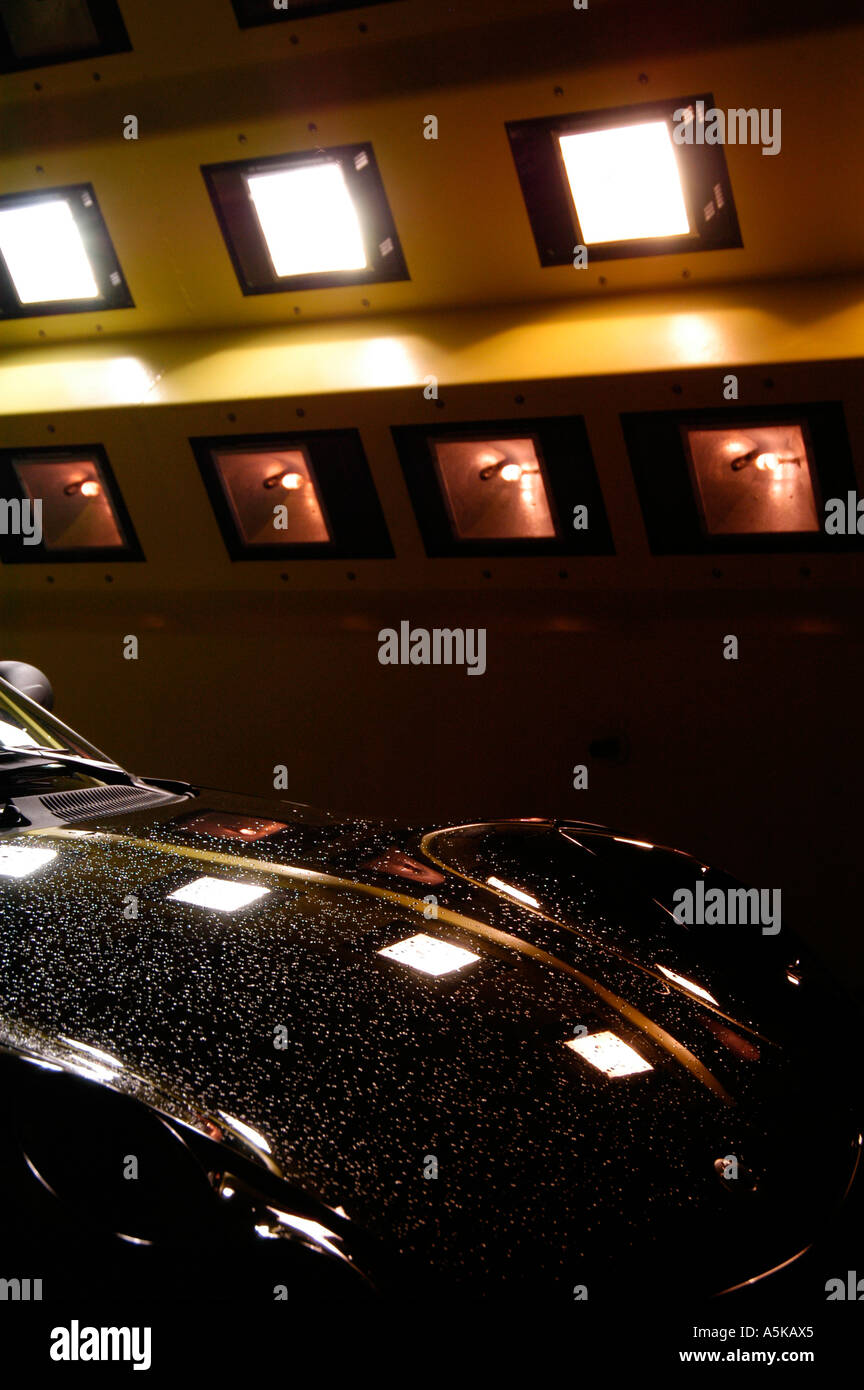 Eine Autos beleuchtet durch die Daylight Scheinwerfer der künstlichen Klima-Wind-Kanal, RTA Rail Tec Arsenal, Wien, Österreich Stockfoto