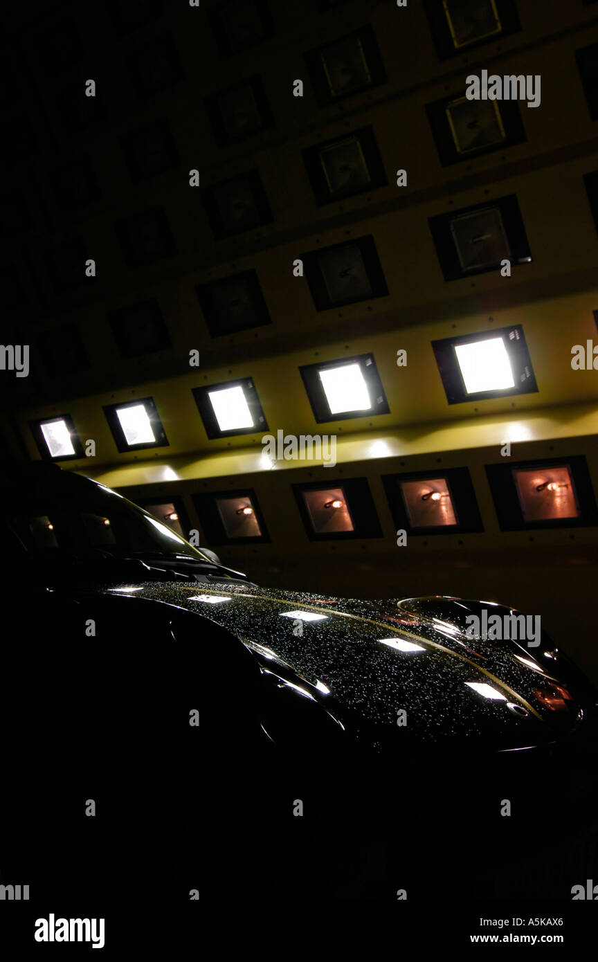 Eine Autos beleuchtet durch die Daylight Scheinwerfer der künstlichen Klima-Wind-Kanal, RTA Rail Tec Arsenal, Wien, Österreich Stockfoto