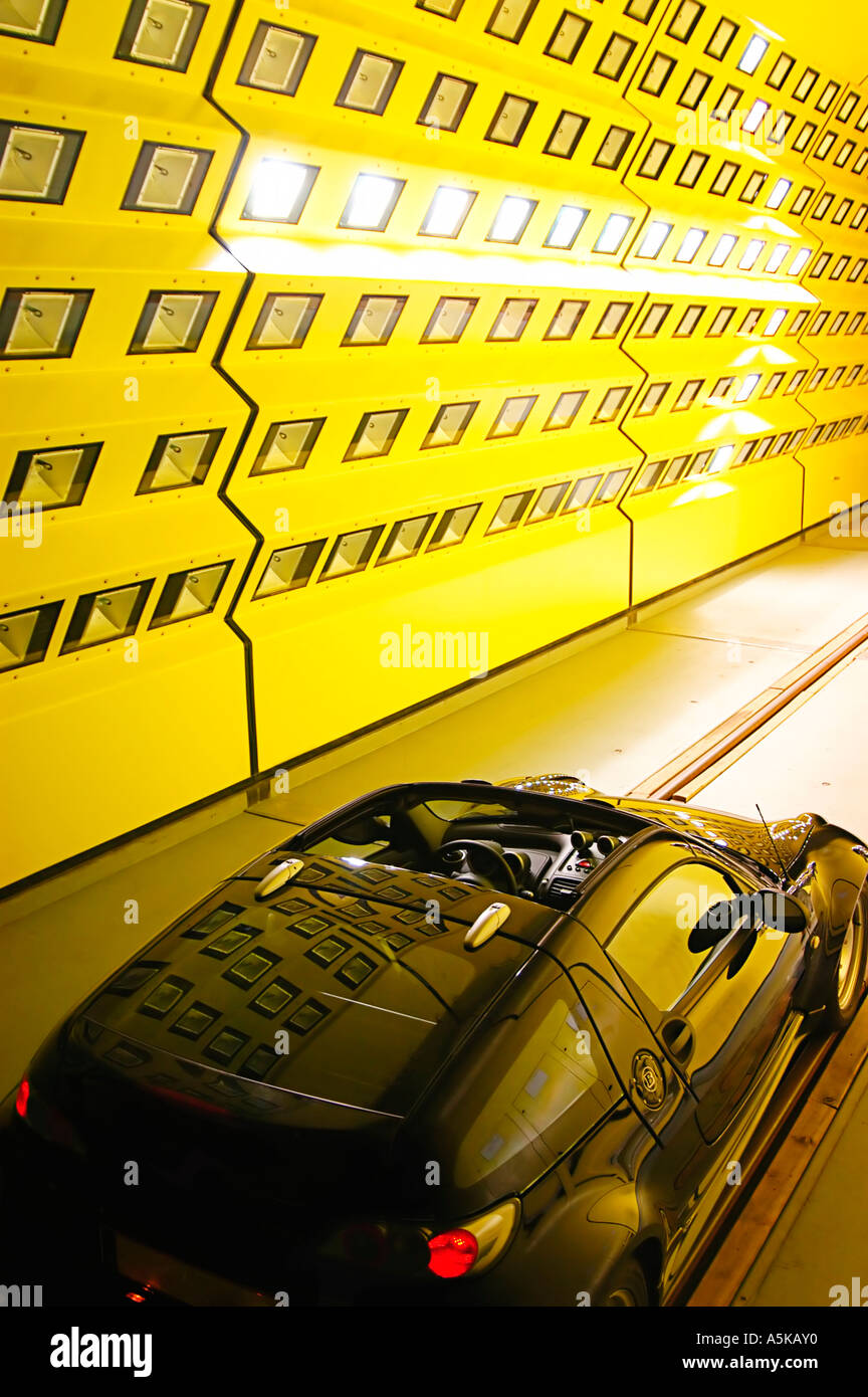 Ein Auto steht in der künstlichen Klima-Wind-Kanal strahlt mit der Tageslicht-Projektoren, RTA Rail Tec Arsenal, Wien Stockfoto