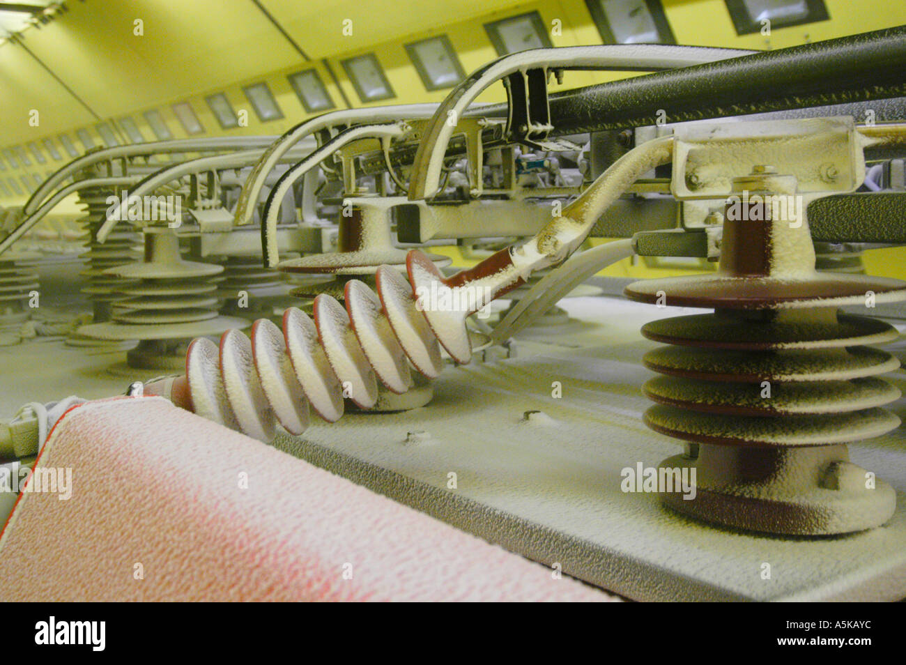 Eingeschneit Hilfskräfte von einem Zug in das künstliche Klima-Wind-Kanal, RTA Rail Tec Arsenal, Wien, Österreich Stockfoto