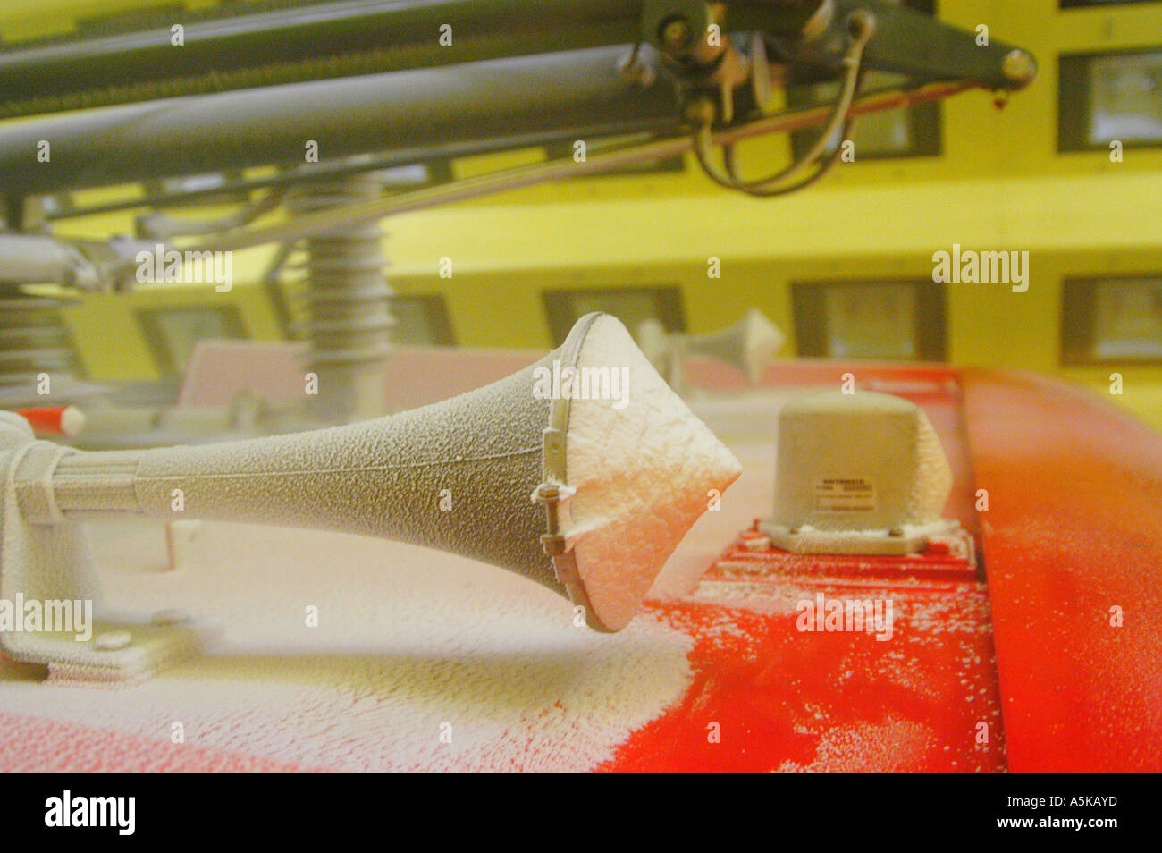 Eingeschneit Hilfskräfte von einem Zug in das künstliche Klima-Wind-Kanal, RTA Rail Tec Arsenal, Wien, Österreich Stockfoto