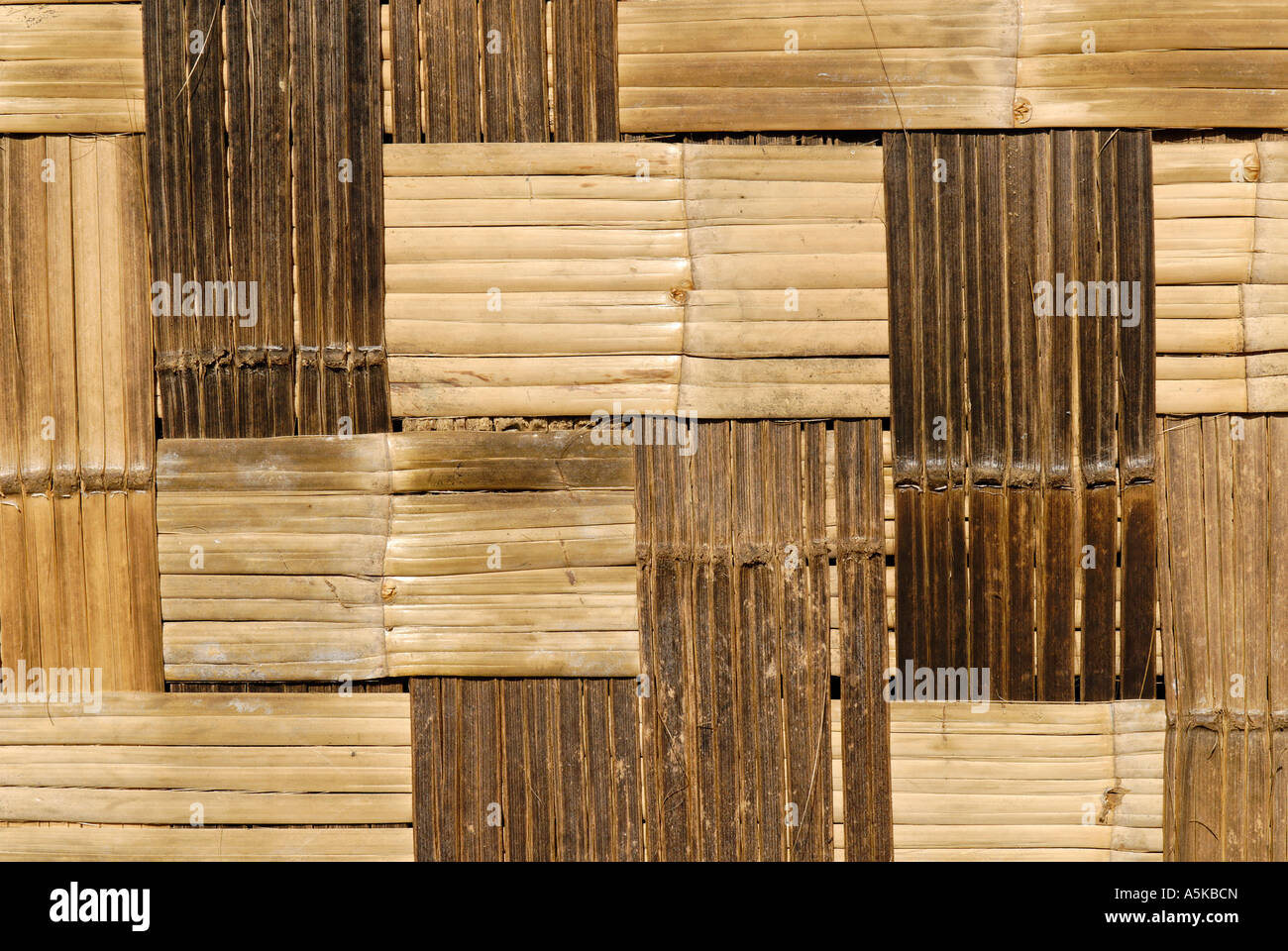 Gewebte Bambusmatte als Außenwand eines Hauses, Katchin State in Myanmar Stockfoto