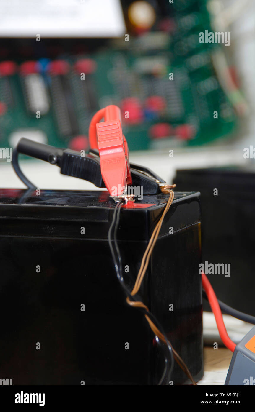 Verbindung zu den batterieklemmen -Fotos und -Bildmaterial in hoher  Auflösung – Alamy